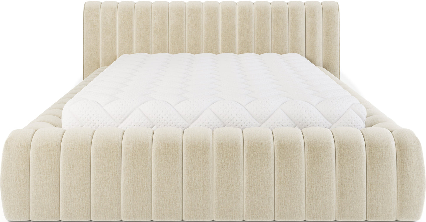 Łóżko tapicerowane Carilla w tkaninie Monolith 04 beżowy, z wyrazistym pikowaniem i wysokim zagłówkiem, widok od frontu.