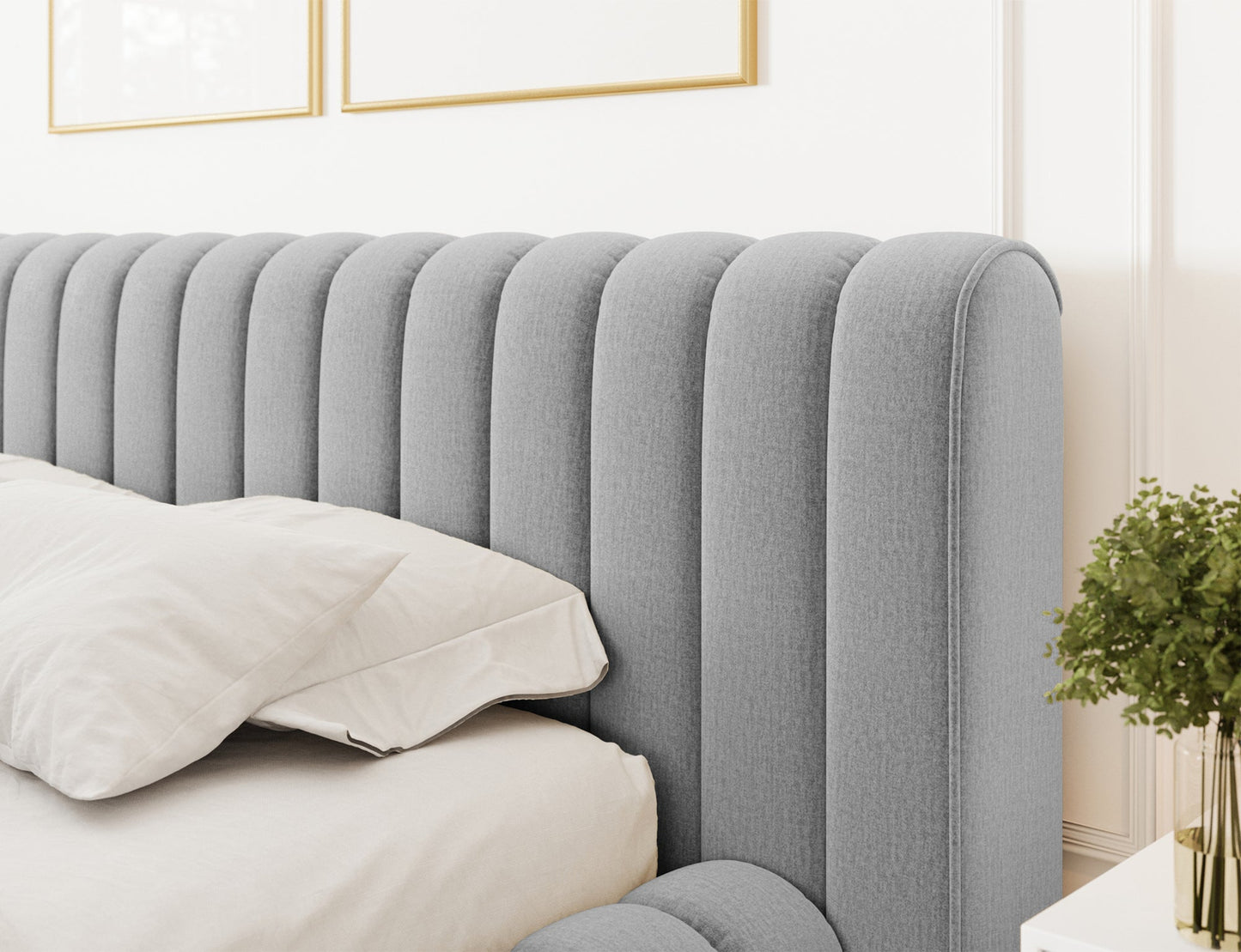 Tapicerowane wezgłowie łóżka Carilla Monolith 85 szary z pionowymi przeszyciami w eleganckiej, nowoczesnej sypialni.