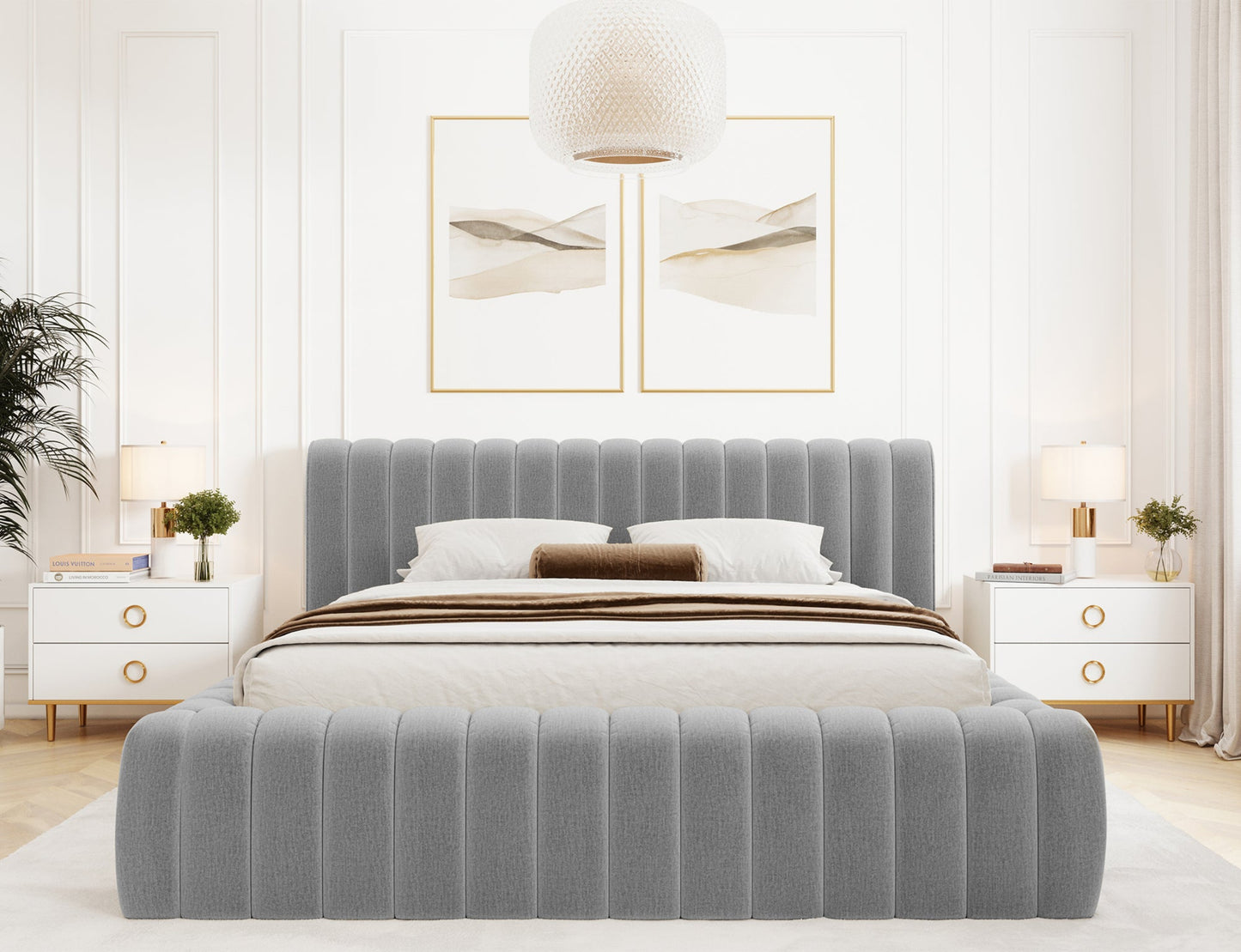 Łóżko Carilla z pionowymi przeszyciami, obite tkaniną Monolith 85 szary, z miękkim zagłówkiem i widocznym materacem od frontu.