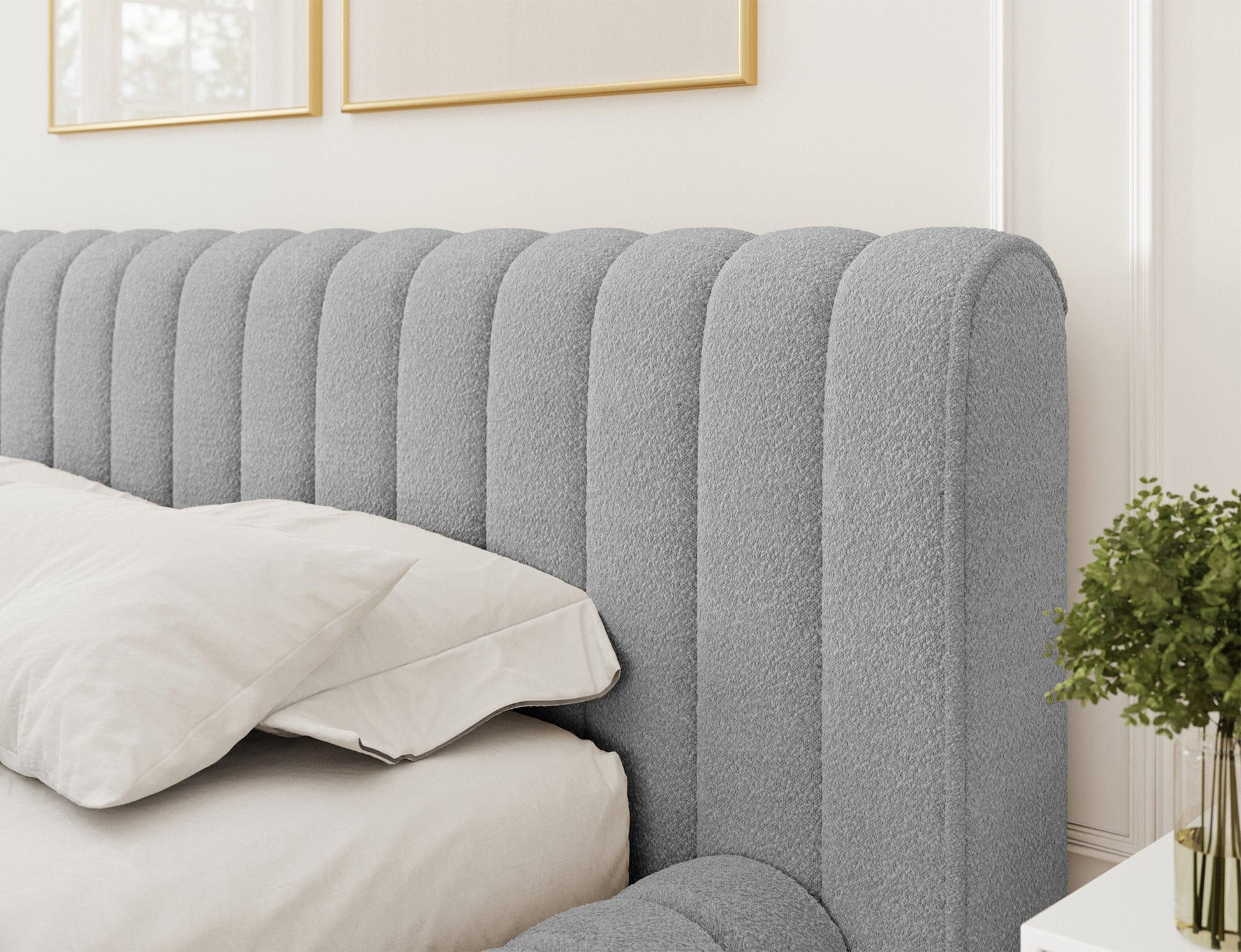 Wezgłowie łóżka Carilla Royal 04 w tkaninie boucle szarej, pionowe przeszycia, tapicerowane i miękko wyściełane.