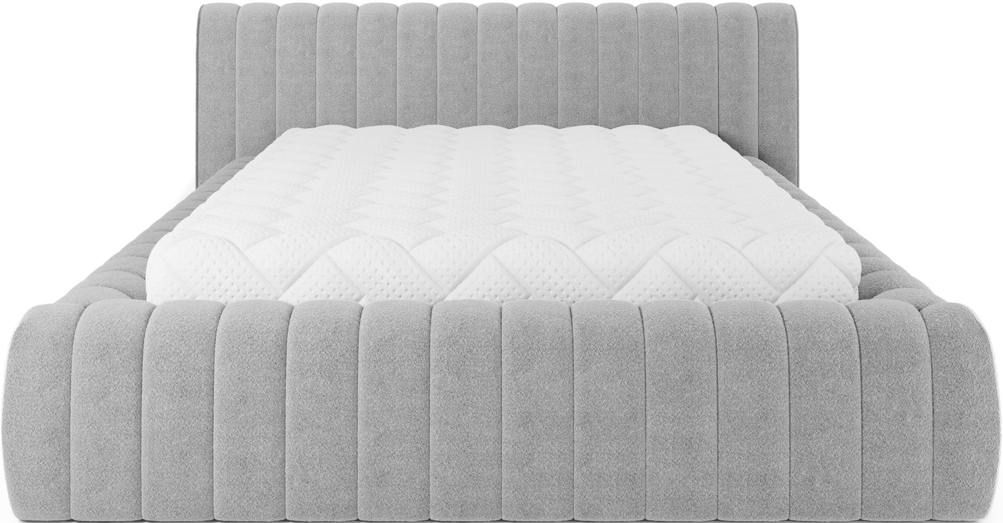 Nowoczesne łóżko Carilla Royal 04 w szarym boucle z wysokim wezgłowiem i poziomym pikowaniem – frontowy widok na łóżko.