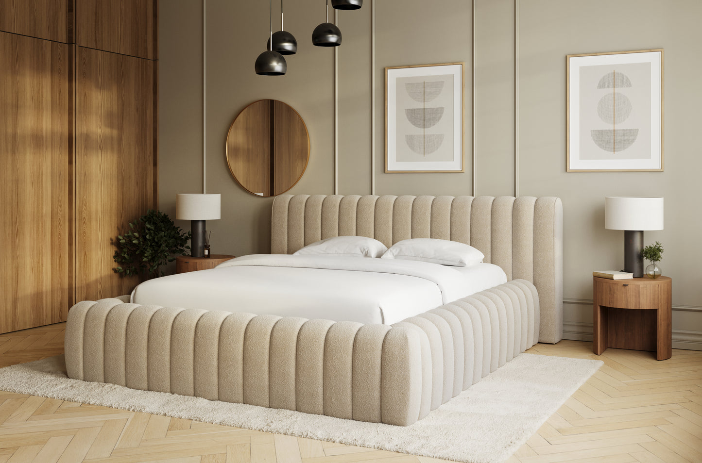 Łóżko Carilla Royal 18 w beżowej tkaninie bouclé, w nowoczesnej sypialni z drewnianymi akcentami i okrągłym lustrem na ścianie.