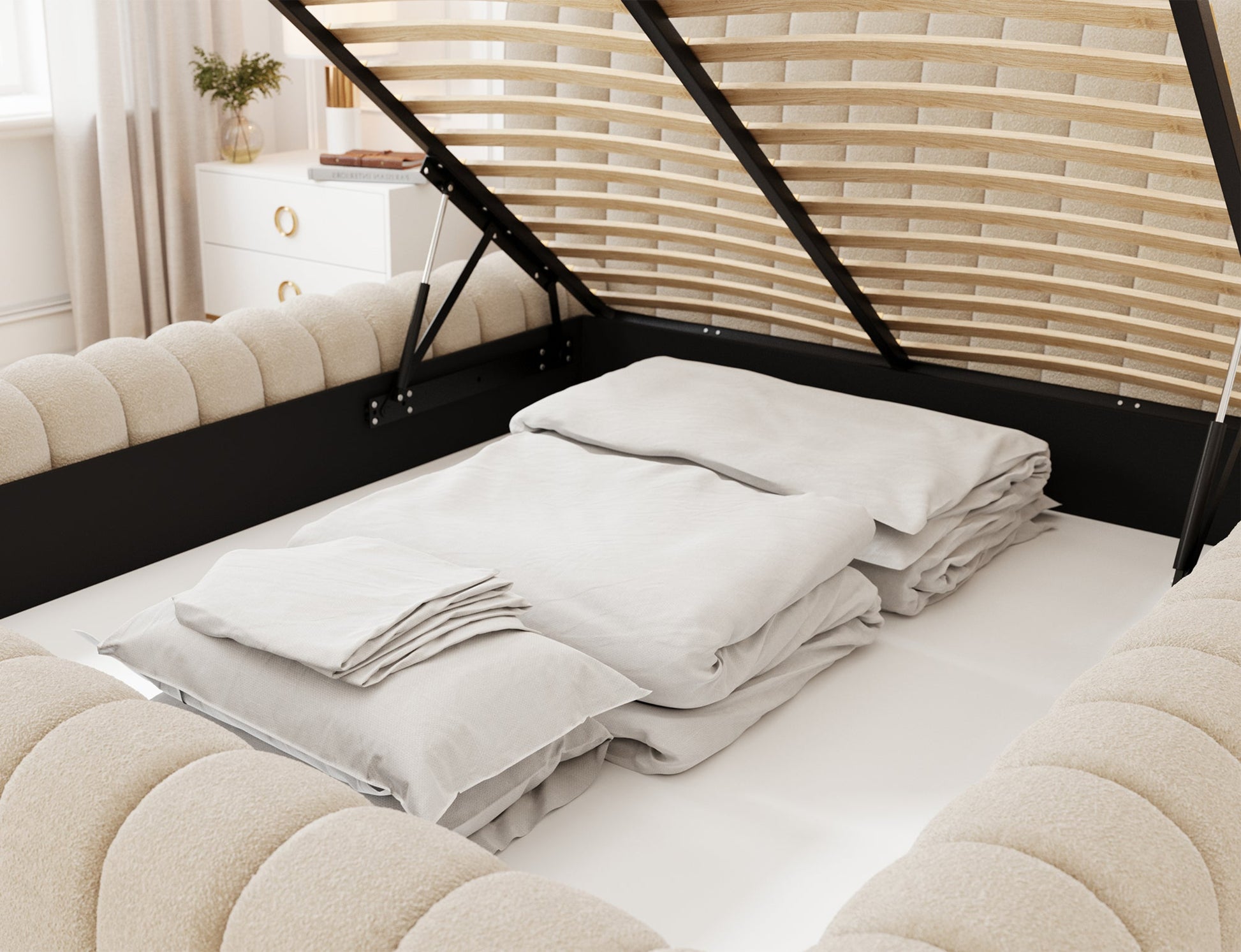 Podnoszony pojemnik na pościel w łóżku Carilla Royal 18 beżowym, z widocznym mechanizmem i ułożonym kompletem pościeli.