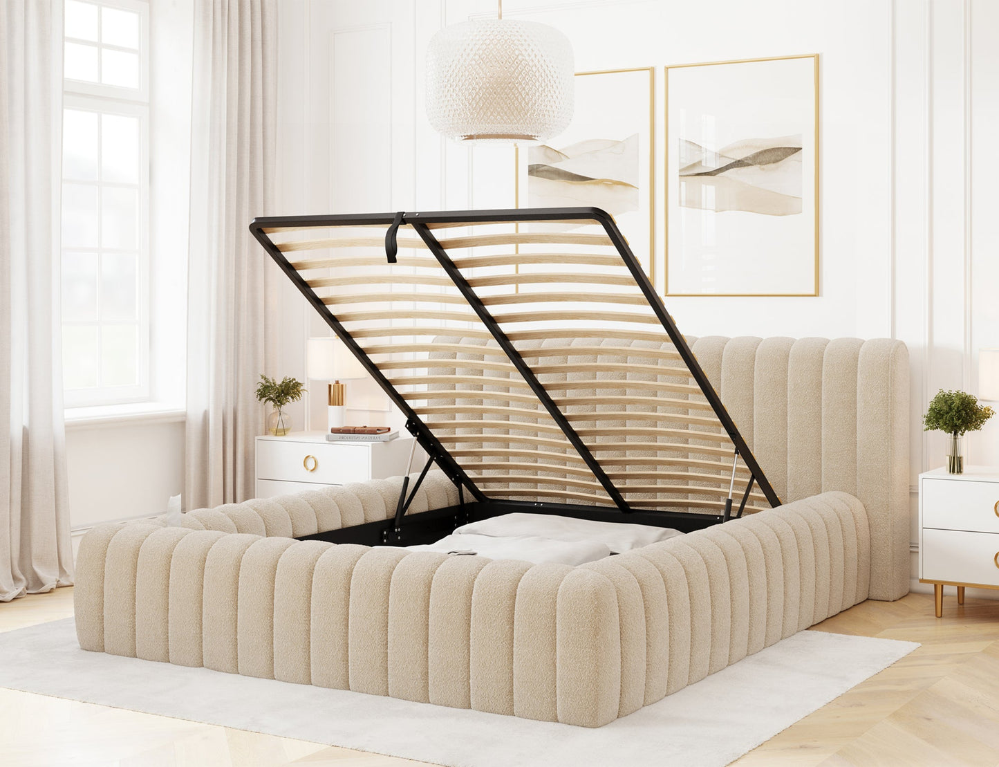 Beżowe łóżko Carilla Royal 18 z otwartym pojemnikiem na pościel i podnoszonym stelażem w eleganckiej, jasnej sypialni.