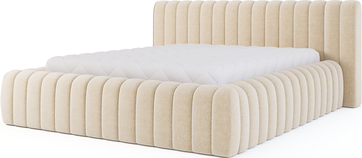 Łóżko Carilla Royal 18 beżowy boucle z tapicerowanym frontem, elegancka forma i miękkie wykończenie materaca.