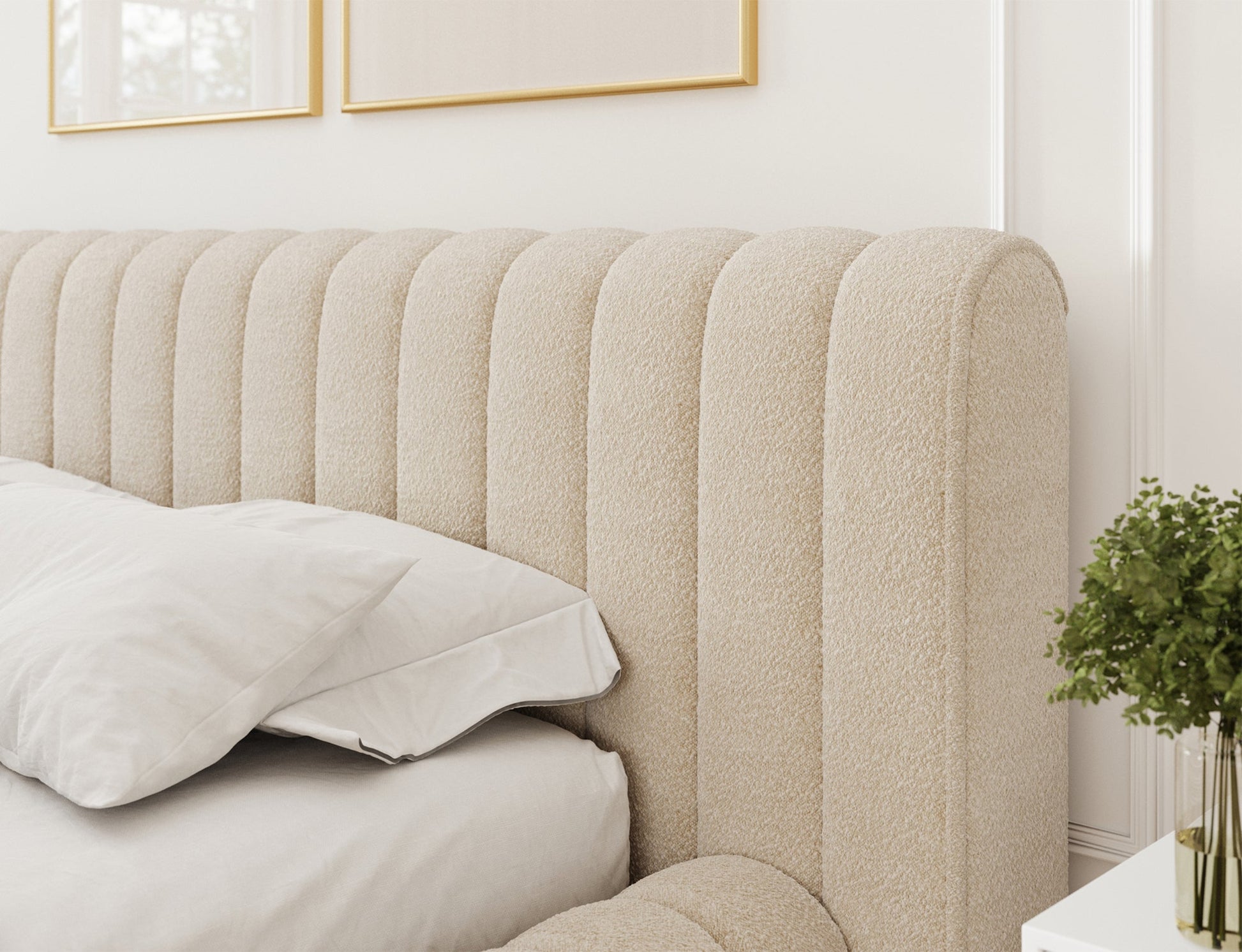 Pikowane wezgłowie łóżka Carilla Royal 18 w tkaninie boucle w odcieniu beżowym, w eleganckiej sypialni z białą boazerią.