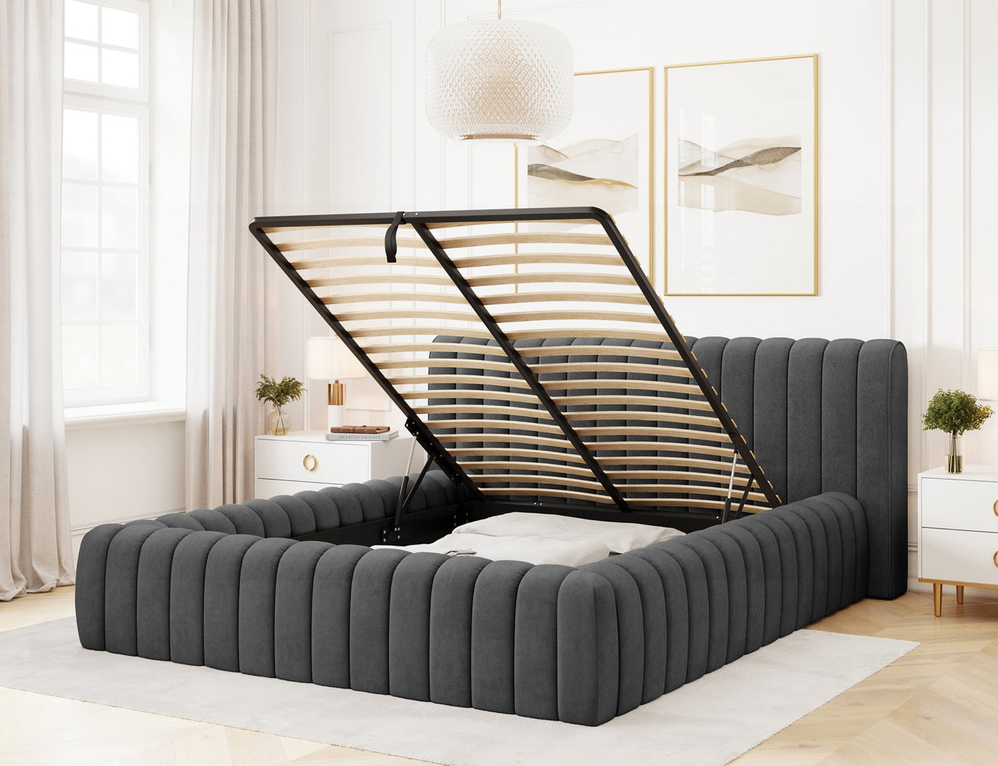 Łóżko Carilla Sola 06 ciemnoszary z otwartym pojemnikiem na pościel, elegancka sypialnia w jasnych kolorach.