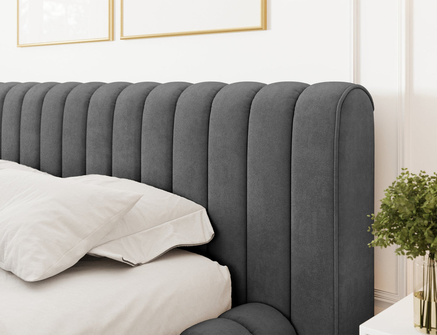 Zbliżenie na zagłówek łóżka Carilla Sola 06 ciemnoszary z pionowym pikowaniem, eleganckie detale i jasne wnętrze.