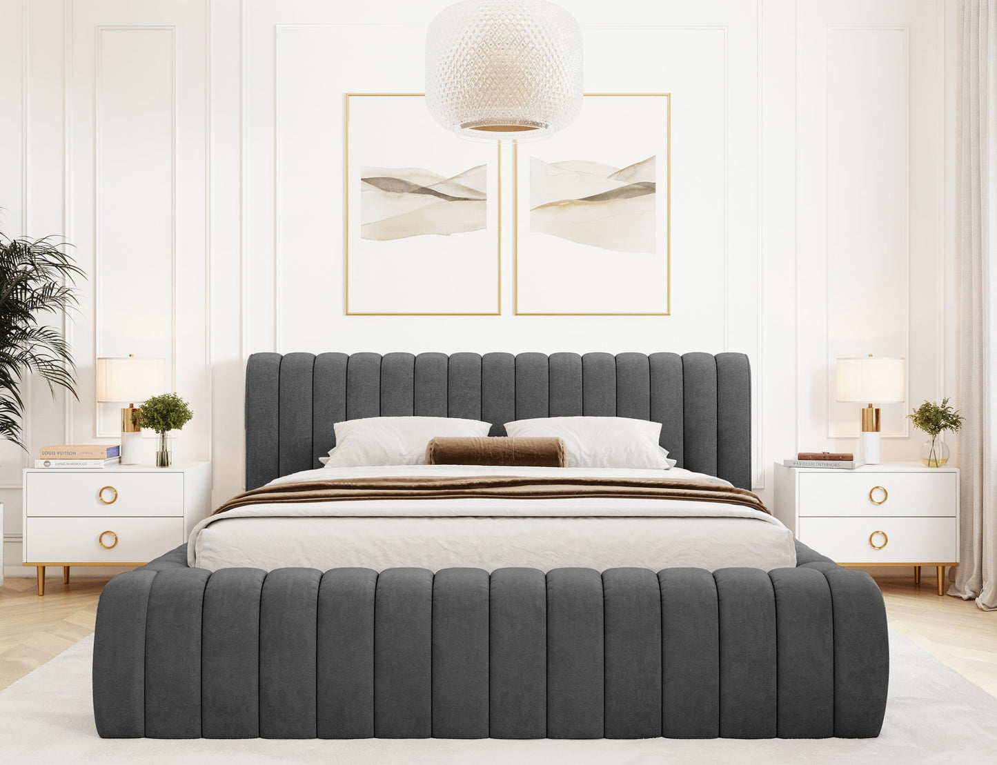 Łóżko tapicerowane Carilla w tkaninie Sola 06 ciemnoszary, widok od frontu w eleganckiej sypialni z białymi ścianami i złotymi dodatkami.