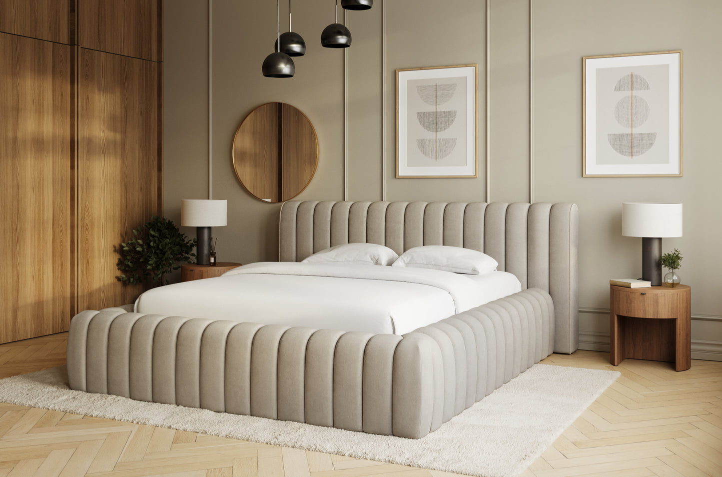 Beżowe łóżko Carilla z tkaniny Sola 18 w eleganckiej sypialni z drewnianymi dodatkami, okrągłym lustrem i abstrakcyjnymi grafikami.