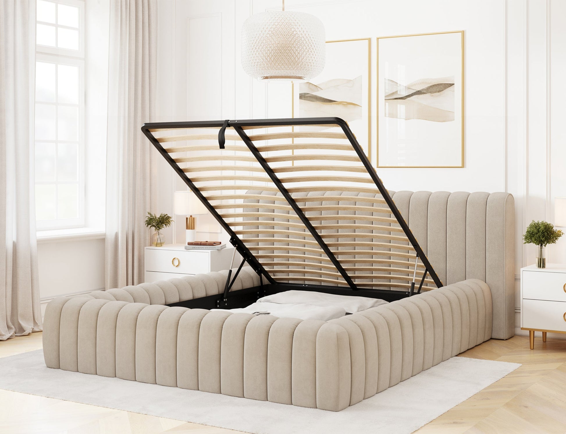 Łóżko Carilla Sola 18 beżowy z otwartym pojemnikiem na pościel, eksponowane w eleganckim wnętrzu sypialni.