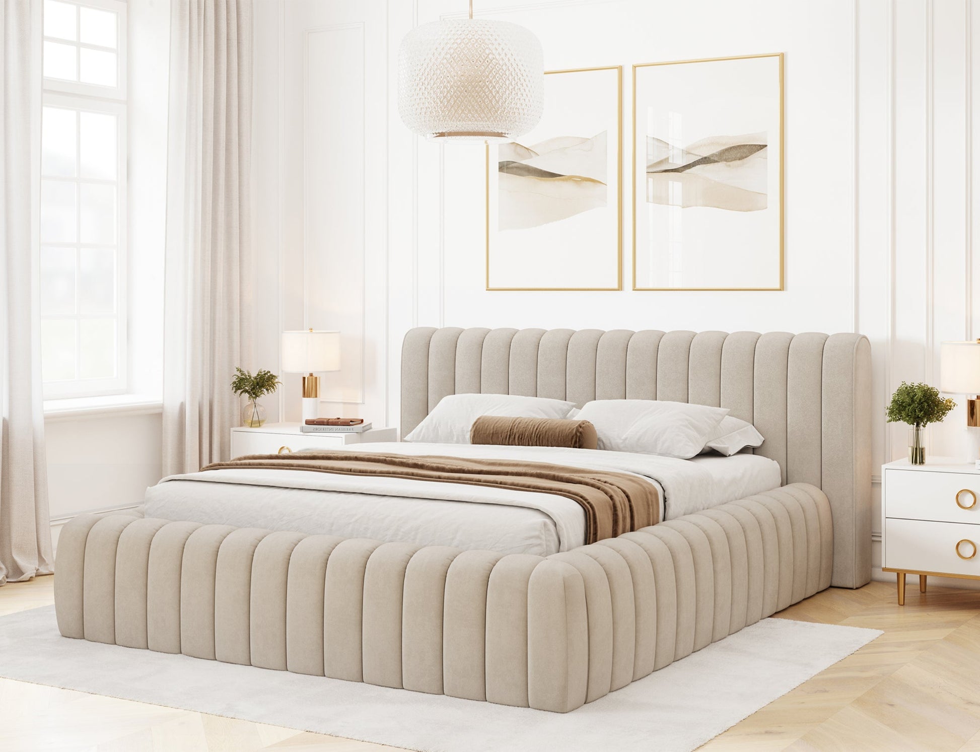 Beżowe łóżko Carilla w tkaninie Sola 18, widok z aranżacji wnętrza, elegancka sypialnia z dekoracjami w stylu nowoczesnym.