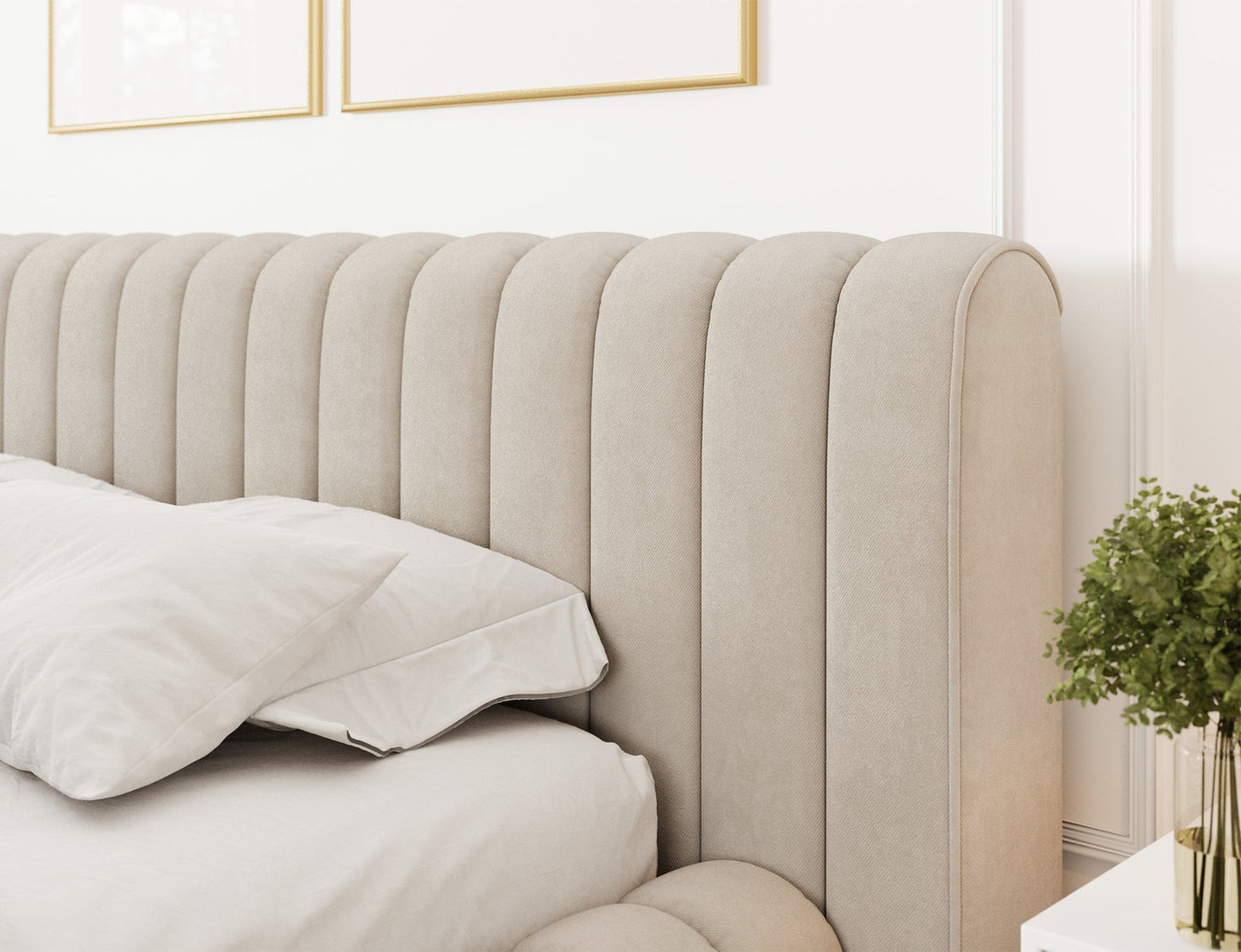 Pikowany zagłówek łóżka Carilla Sola 18 beżowy z miękkim obiciem, widok z bliska w eleganckiej sypialni