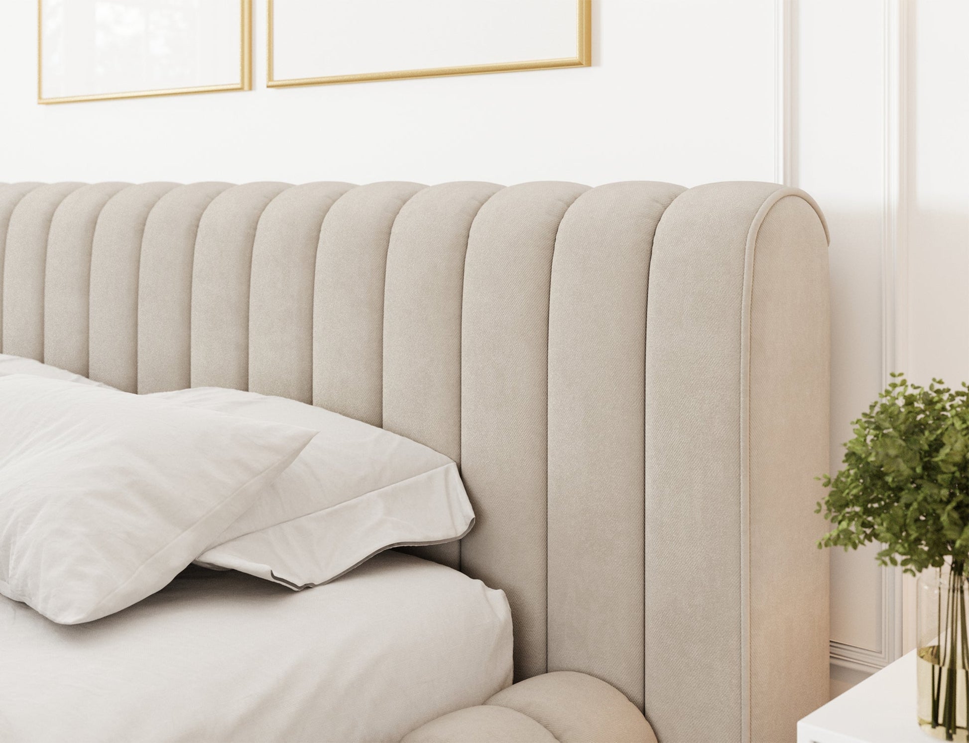 Pikowany zagłówek łóżka Carilla Sola 18 beżowy z miękkim obiciem, widok z bliska w eleganckiej sypialni