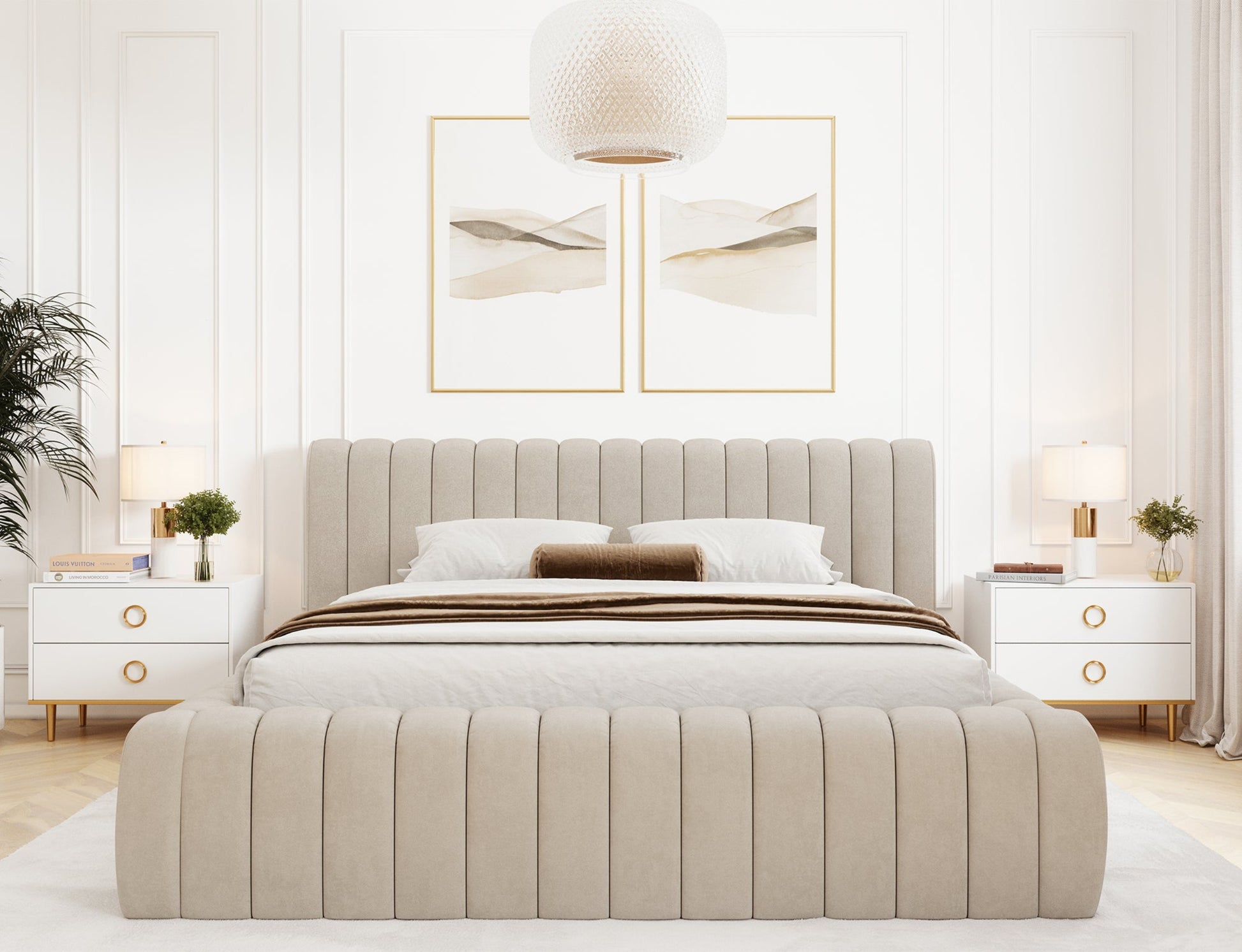 Łóżko Carilla w tkaninie Sola 18 beżowy, widok z przodu w jasnej sypialni z dodatkami w stylu modern classic.
