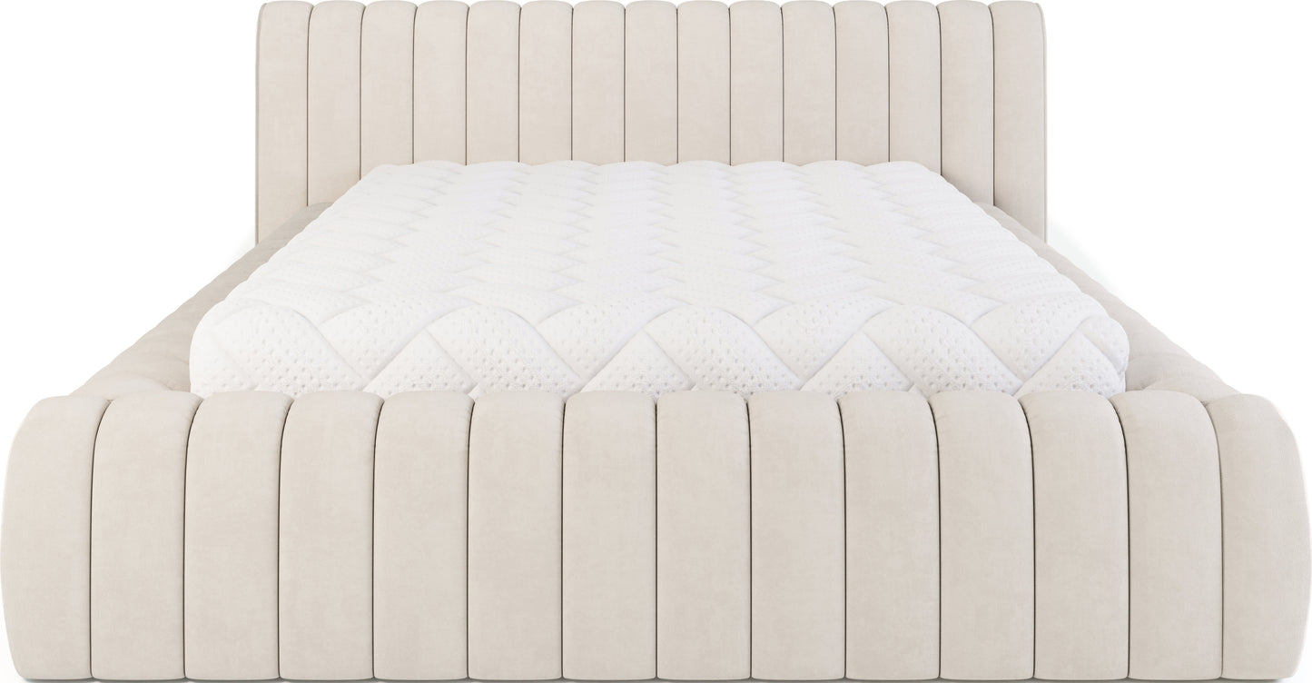 Łóżko Carilla tapicerowane tkaniną Sola 18 beżowy, widok z przodu, model bez aranżacji z materacem.