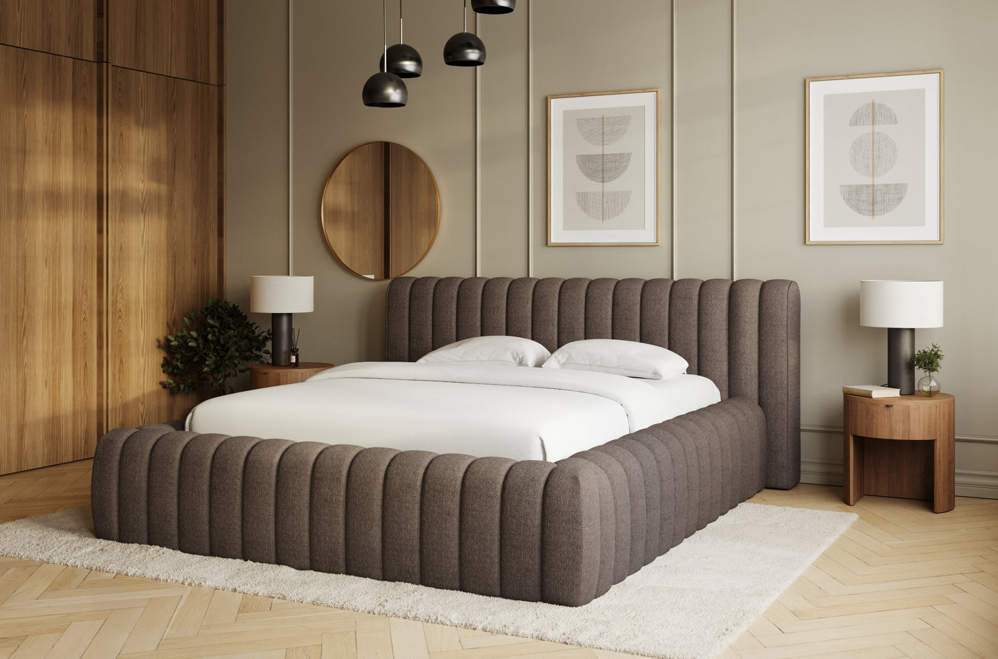 Łóżko Carilla Tonall 22 ciemnobeżowe w eleganckiej sypialni z drewnianymi akcentami i jasną pościelą, widok z ukosa.