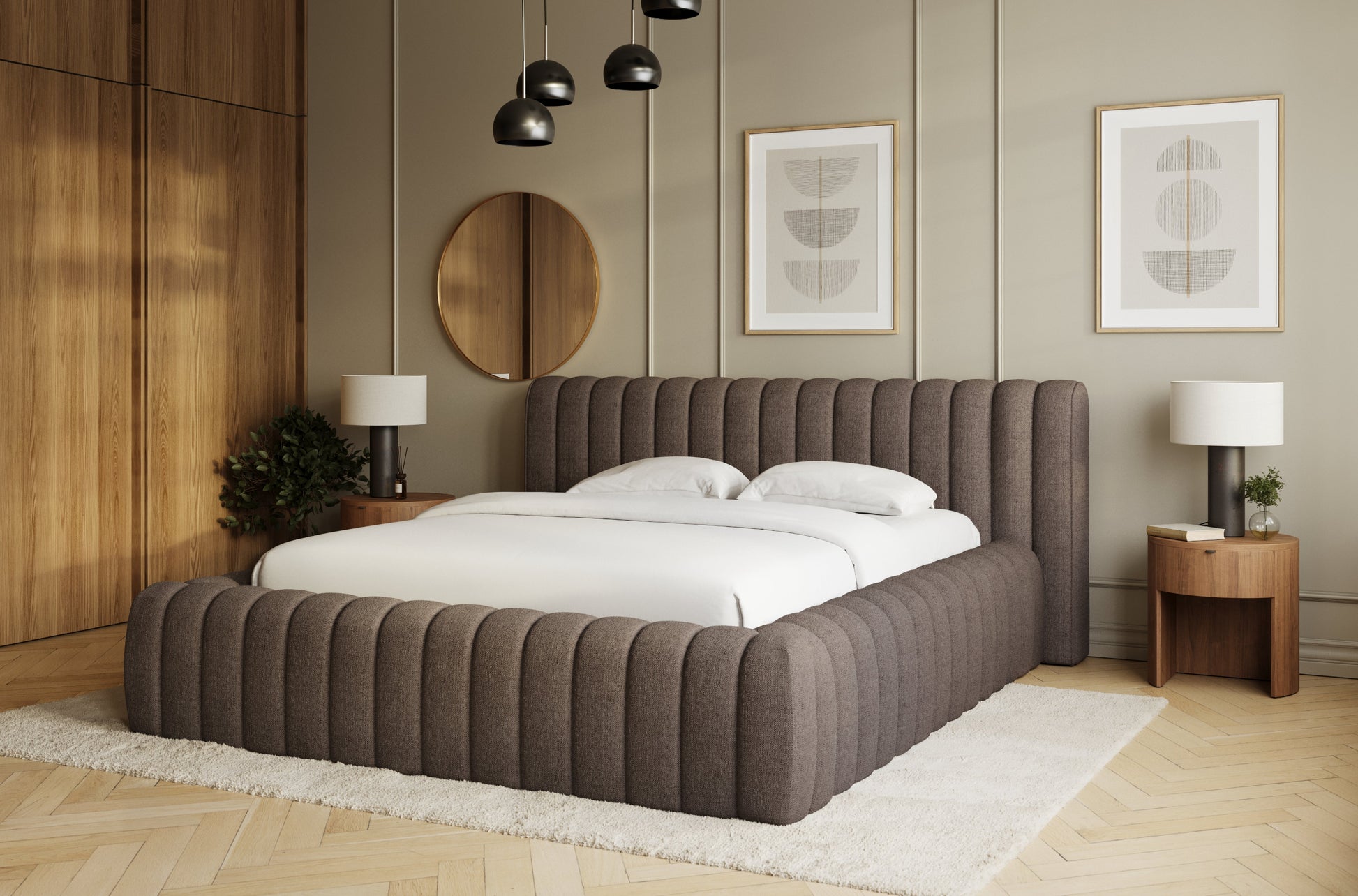 Łóżko Carilla Tonall 22 ciemnobeżowe w eleganckiej sypialni z drewnianymi akcentami i jasną pościelą, widok z ukosa.