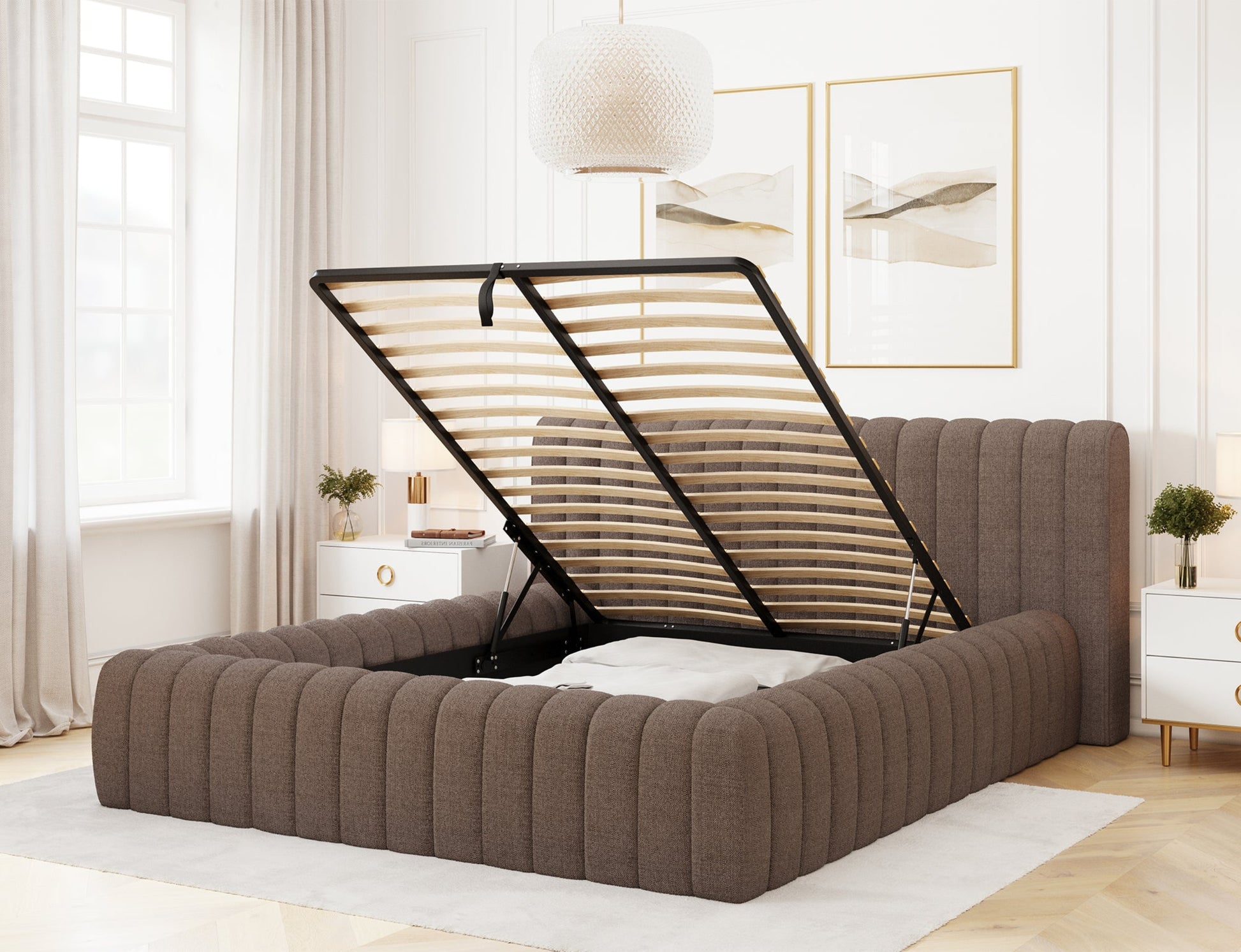 Łóżko Carilla Tonall 22 ciemnobeżowe z podnoszonym stelażem i pojemnikiem na pościel, w eleganckiej jasnej sypialni.