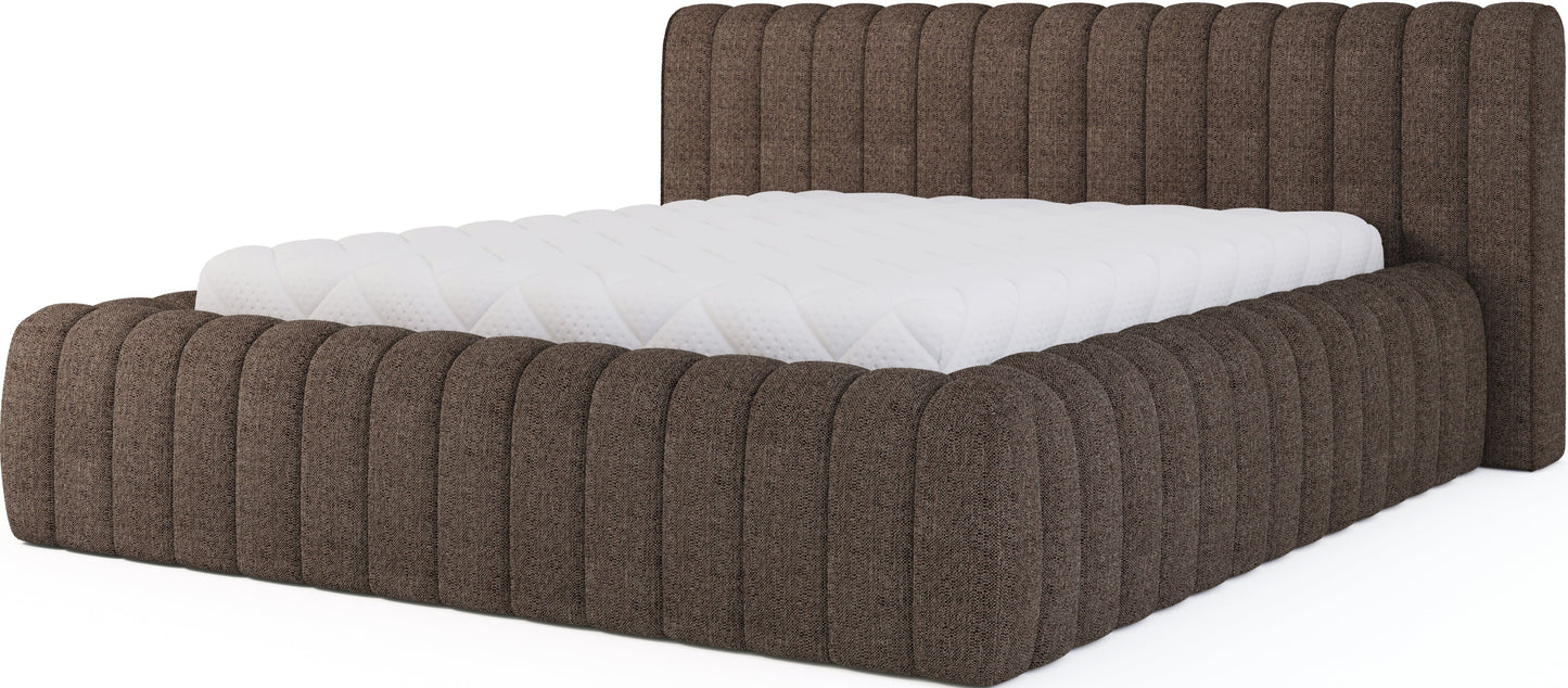 Tapicerowane łóżko Carilla w tkaninie Tonall 22 w odcieniu ciemnobeżowym, widok z boku, z białym materacem na ramie.