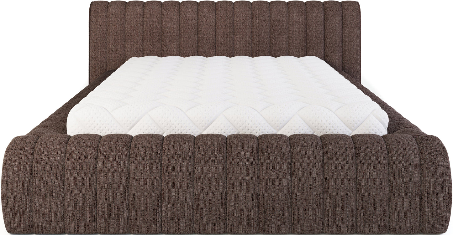 Łóżko Carilla tapicerowane tkaniną Tonall 22 ciemnobeżowe, widok od przodu, z białym materacem na tle białego tła.