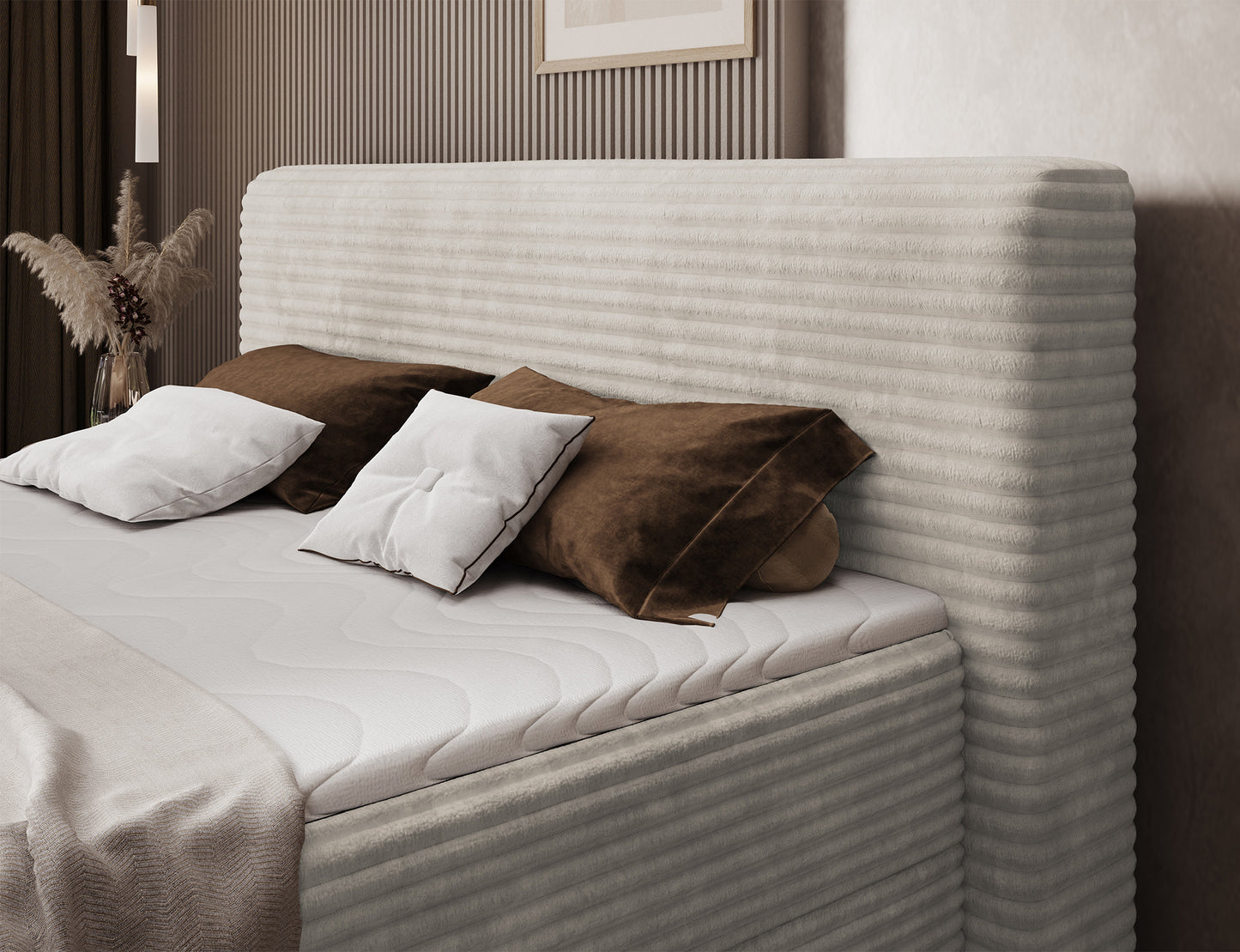 Zbliżenie na wezgłowie łóżka Cortiko ELTAP w tkaninie Modullo 01, biała tapicerka, miękkie poduszki w kolorach brązowym i kremowym