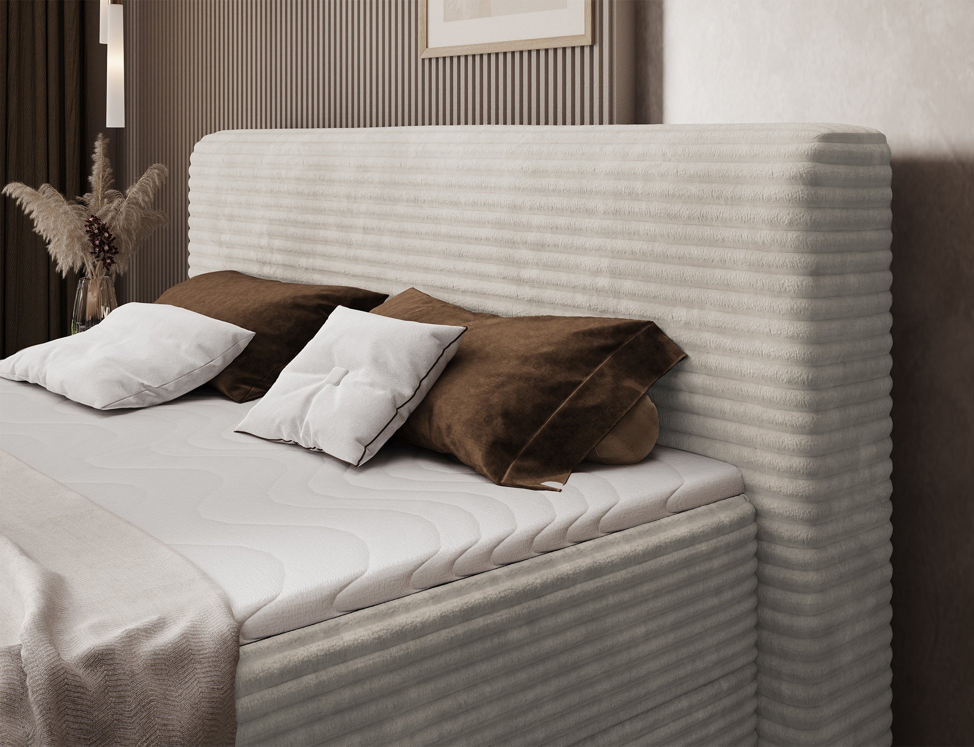 Zbliżenie na wezgłowie łóżka Cortiko ELTAP w tkaninie Modullo 01, biała tapicerka, miękkie poduszki w kolorach brązowym i kremowym