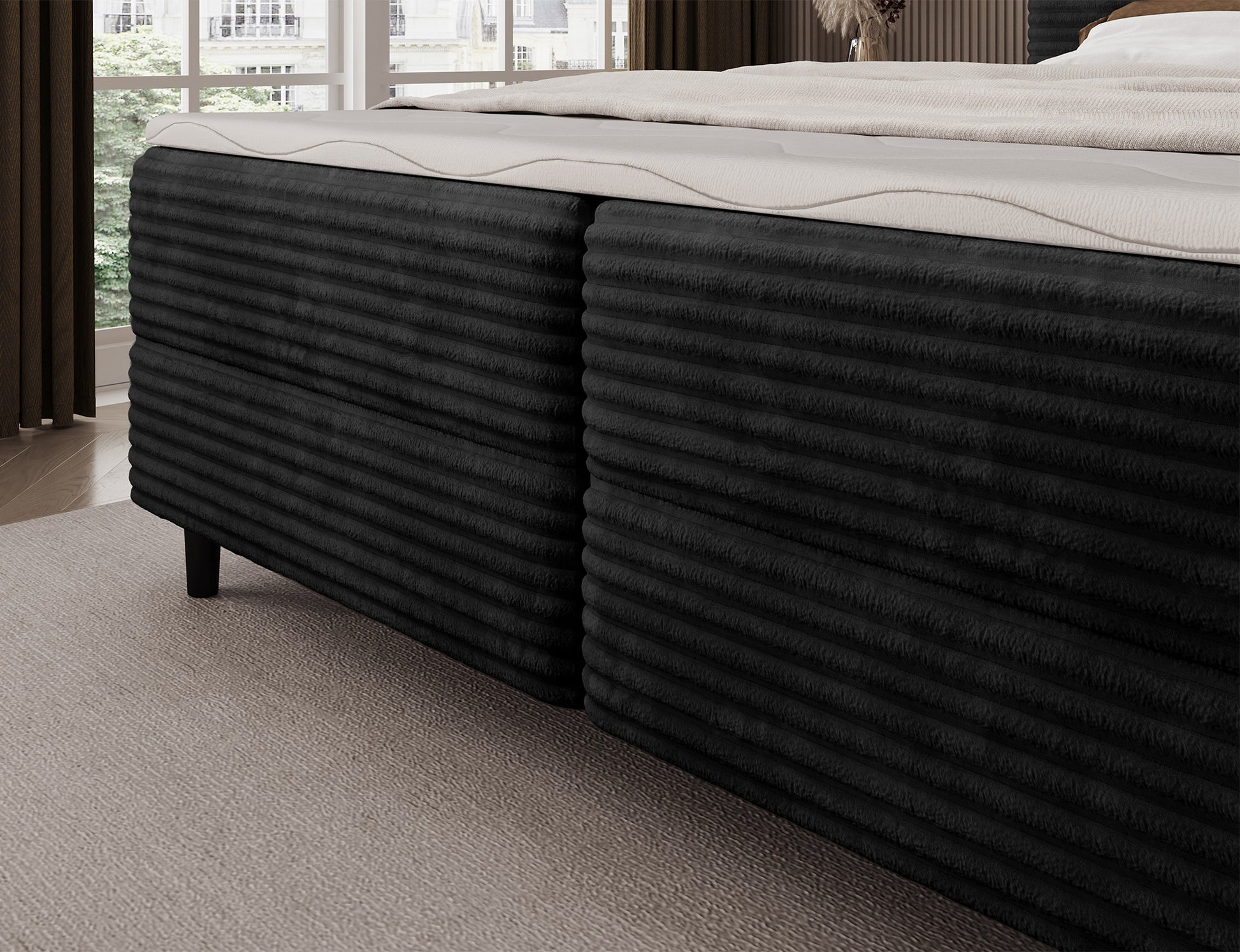 Korpus łóżka Cortiko ELTAP w tkaninie Modullo 10, czarny kolor, subtelna faktura tkaniny i czarne nogi na tle jasnej podłogi
