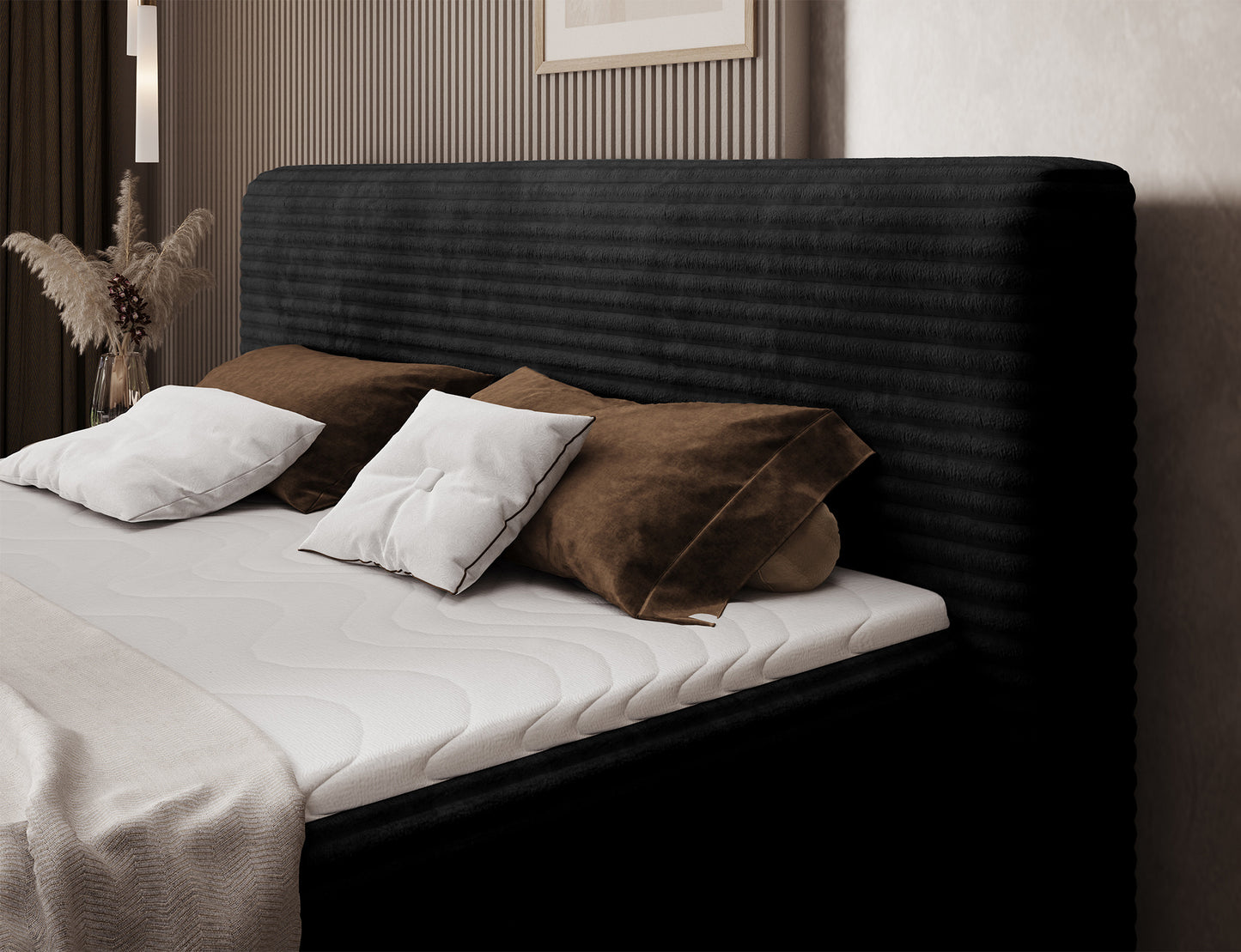 Zbliżenie na wezgłowie łóżka Cortiko ELTAP w tkaninie Modullo 10, czarna tapicerka, poduszki w odcieniach brązu i beżu na tle wnętrza