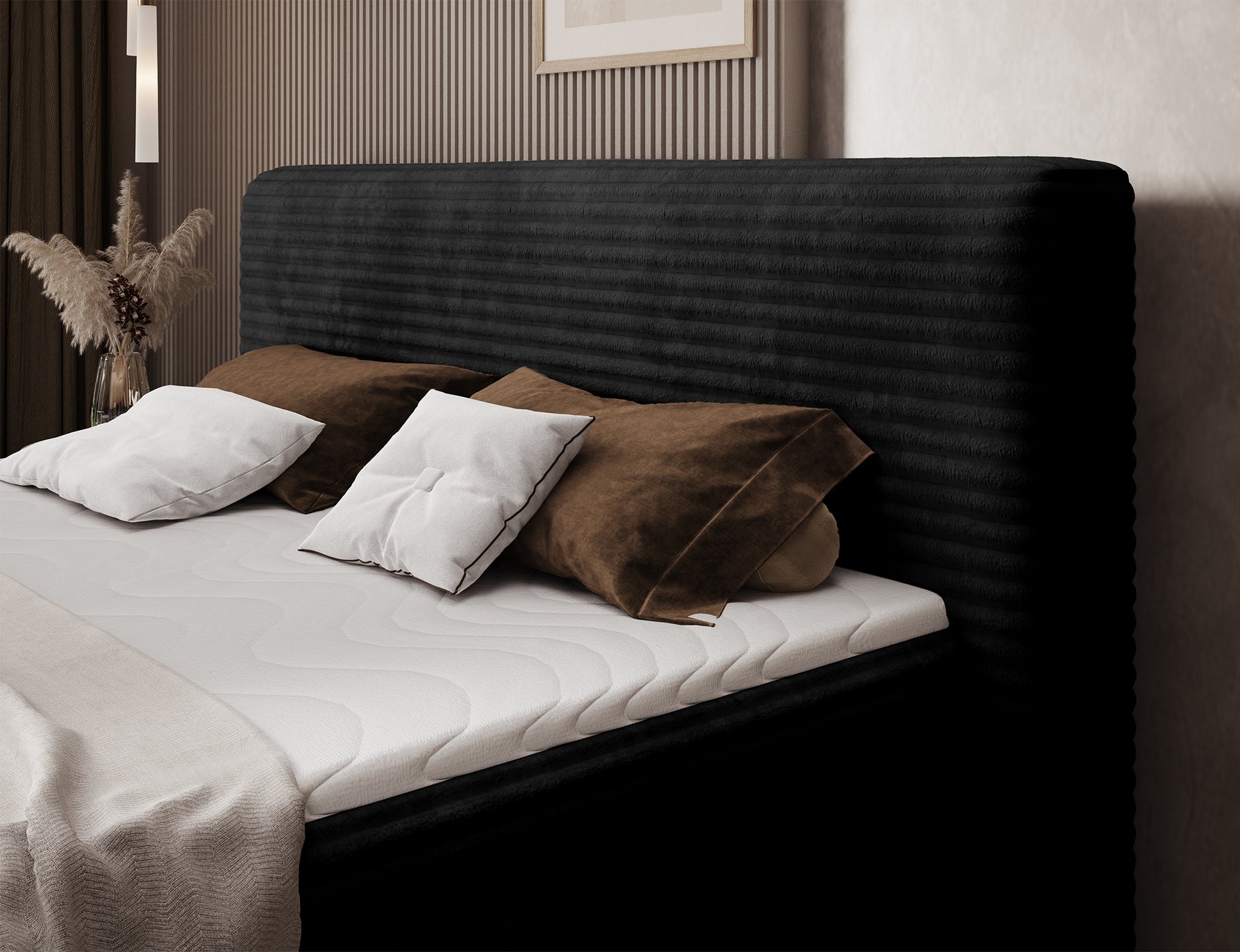 Zbliżenie na wezgłowie łóżka Cortiko ELTAP w tkaninie Modullo 10, czarna tapicerka, poduszki w odcieniach brązu i beżu na tle wnętrza