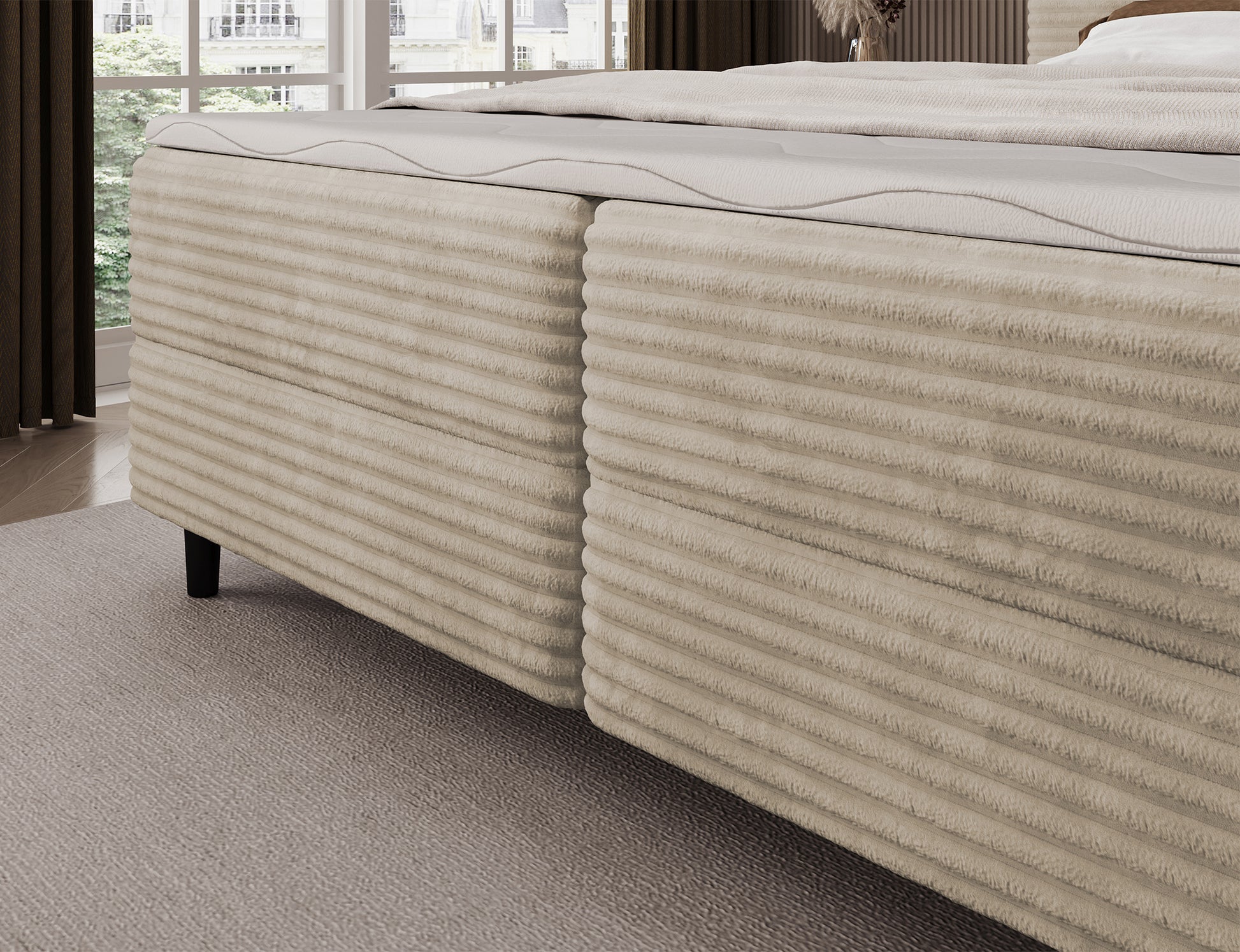 Korpus łóżka kontynentalnego Cortiko ELTAP w tkaninie Modullo 18, jasnobeżowy odcień, widoczne drewniane i smukłe czarne nogi