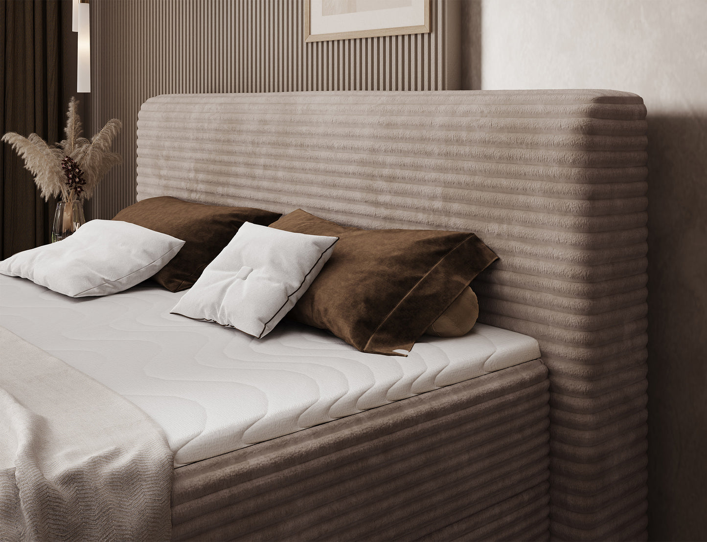 Zbliżenie na wezgłowie łóżka Cortiko ELTAP w tkaninie Modullo 20, beżowy kolor, miękka tapicerka i poduszki w brązowo-białych odcieniach