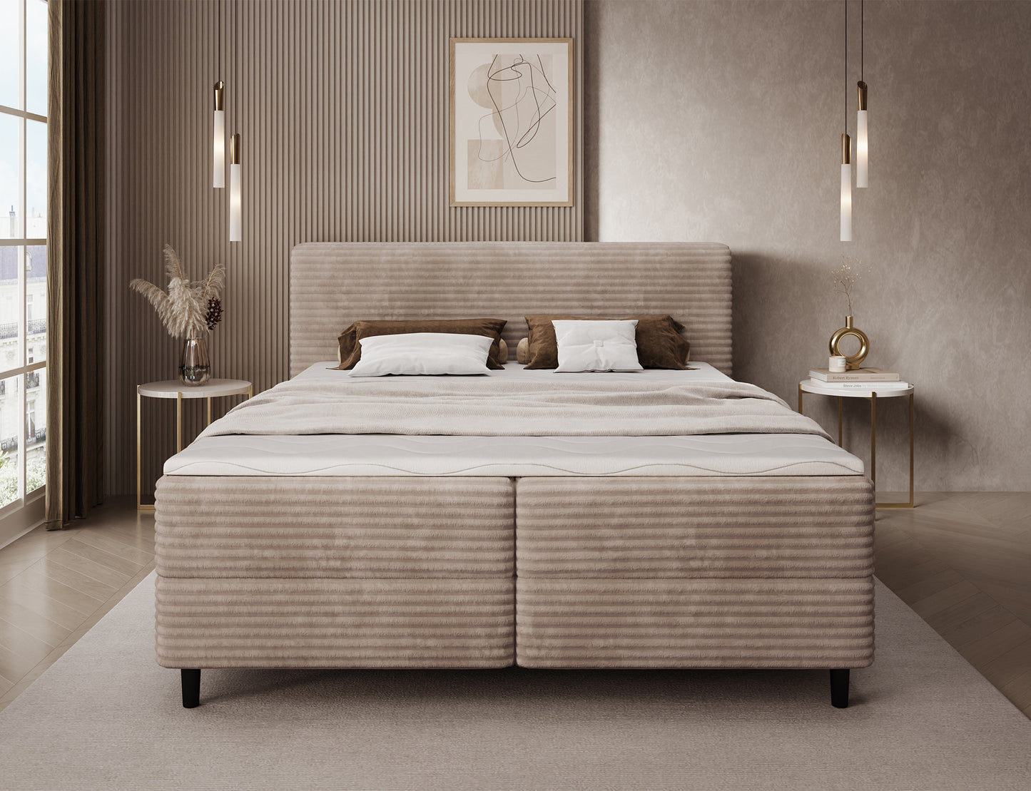 Łóżko kontynentalne Cortiko ELTAP w tkaninie Modullo 20, beżowe, widok od przodu w jasnej sypialni z zasłonami i złotymi dodatkami