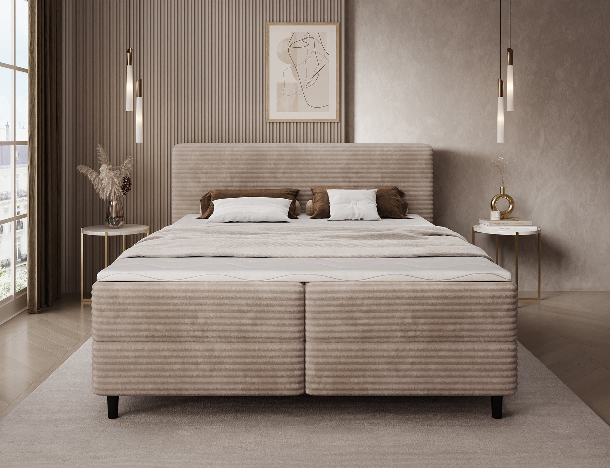 Łóżko kontynentalne Cortiko ELTAP w tkaninie Modullo 20, beżowe, widok od przodu w jasnej sypialni z zasłonami i złotymi dodatkami