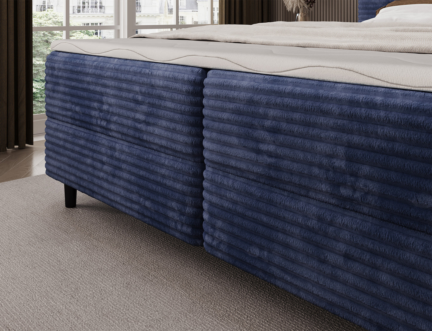 Korpus łóżka Cortiko ELTAP w tkaninie Modullo 50, ciemnoniebieski kolor, subtelna faktura materiału i czarne nogi na tle jasnego wnętrza