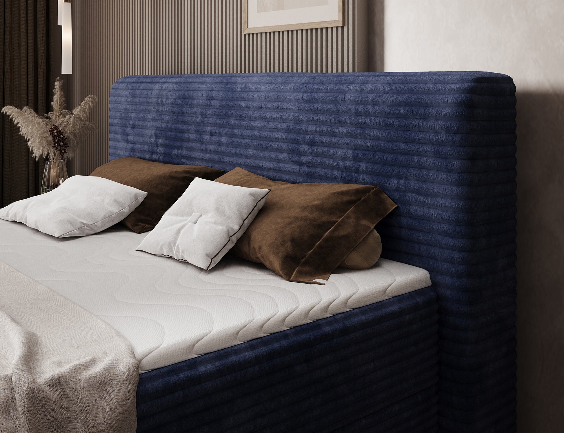 Zbliżenie na wezgłowie łóżka Cortiko ELTAP w tkaninie Modullo 50, ciemnoniebieska tapicerka, poduszki w brązowych i beżowych tonach