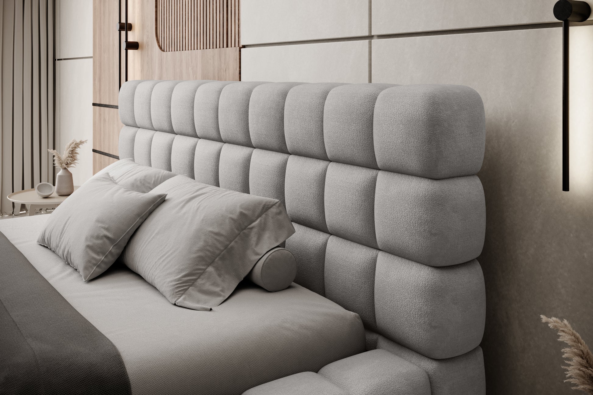 Zbliżenie na pikowany zagłówek łóżka Dizzle 160x200 cm w tkaninie Amore 03 beżowy, udekorowany eleganckimi poduszkami w nowoczesnej sypialni.