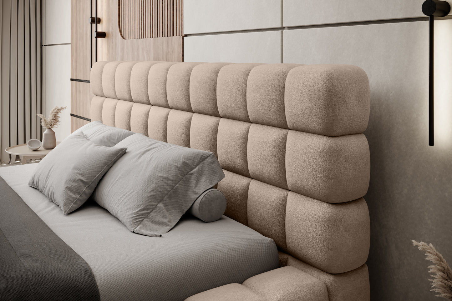 Zbliżenie na pikowany zagłówek łóżka Dizzle 160x200 cm w tkaninie Amore 18 beżowy, udekorowany eleganckimi poduszkami w nowoczesnej sypialni.