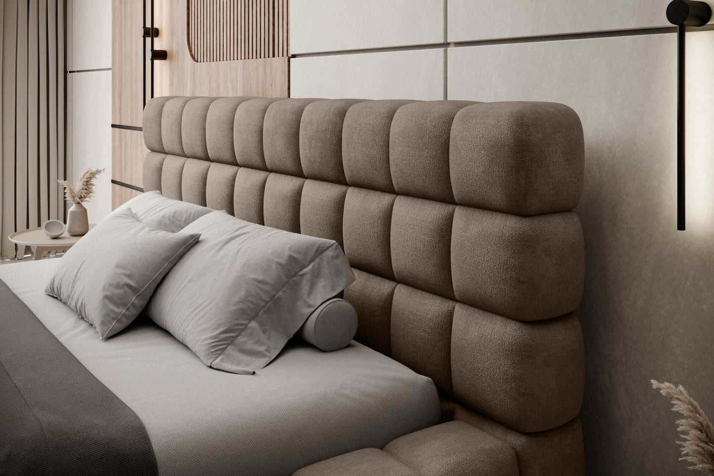 Zbliżenie na pikowany zagłówek łóżka Dizzle 140x200 cm w tkaninie Amore 20 jasnobrązowy, udekorowany eleganckimi poduszkami w nowoczesnej sypialni.