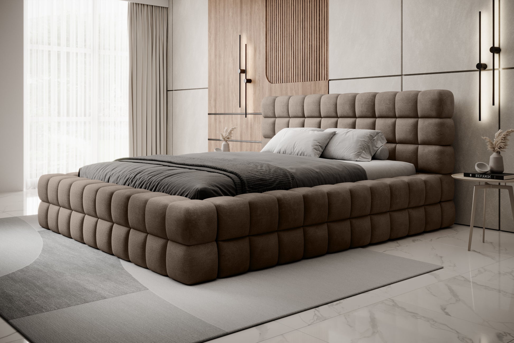 Łóżko tapicerowane Dizzle 160x200 cm w tkaninie Amore 20 jasnobrązowy, ujęcie z boku w stylowym wnętrzu z dużymi oknami i jasnym dywanem.