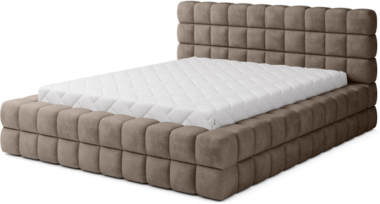 Łóżko tapicerowane Dizzle 180x200 cm w tkaninie Amore 20 jasnobrązowy, widok z przodu z wysokim pikowanym zagłówkiem i elegancką ramą.