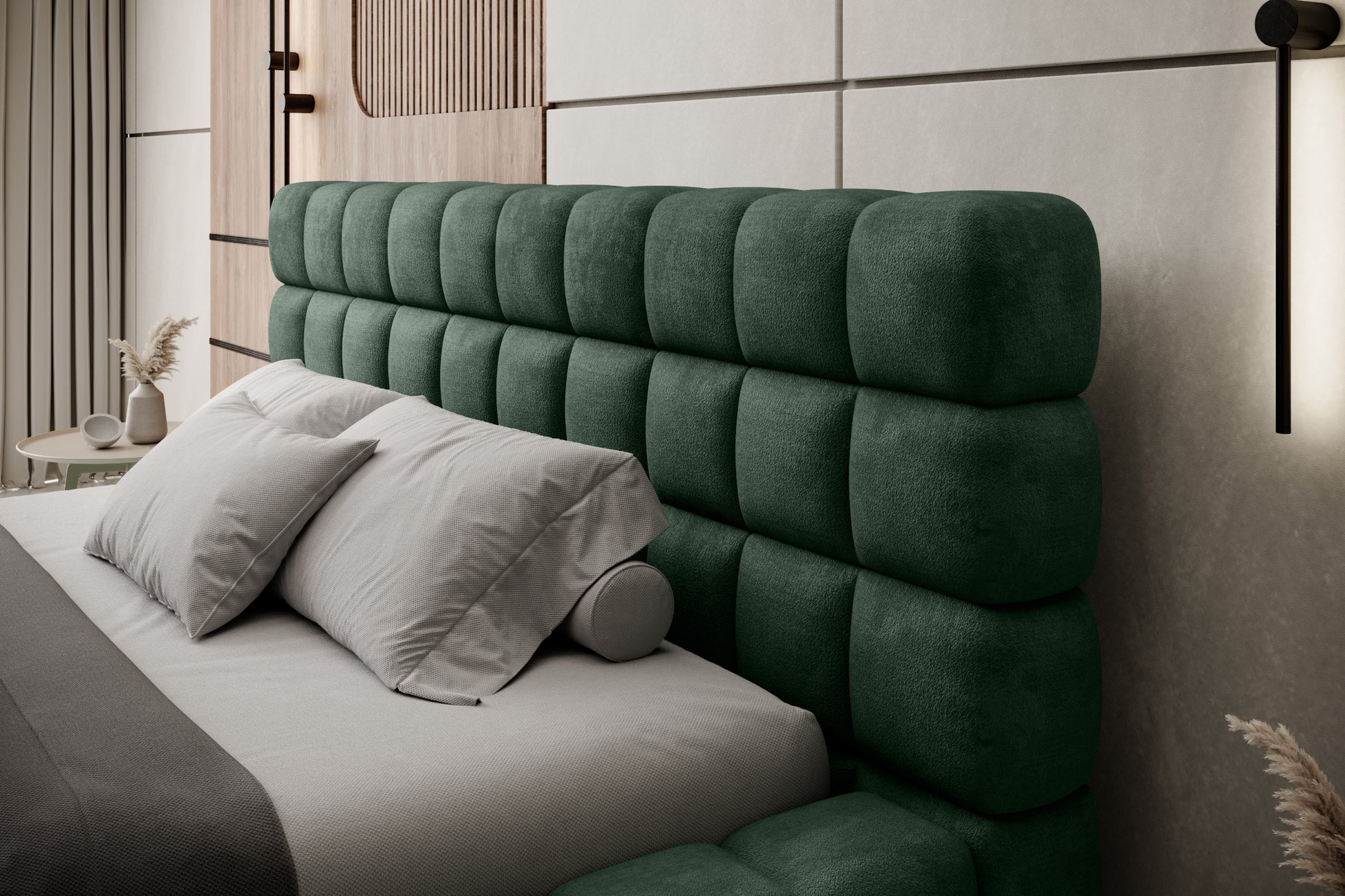 Zbliżenie na pikowany zagłówek łóżka Dizzle 160x200 cm w tkaninie Amore 35 ciemnozielony, udekorowany eleganckimi poduszkami w nowoczesnej aranżacji sypialni.