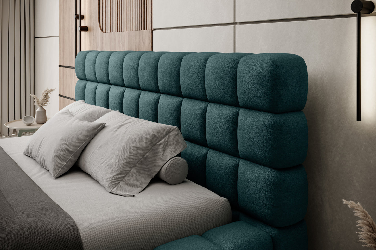 Zbliżenie na pikowany zagłówek łóżka Dizzle 140x200 cm w tkaninie Amore 38 turkusowy, udekorowany eleganckimi poduszkami w nowoczesnej aranżacji.