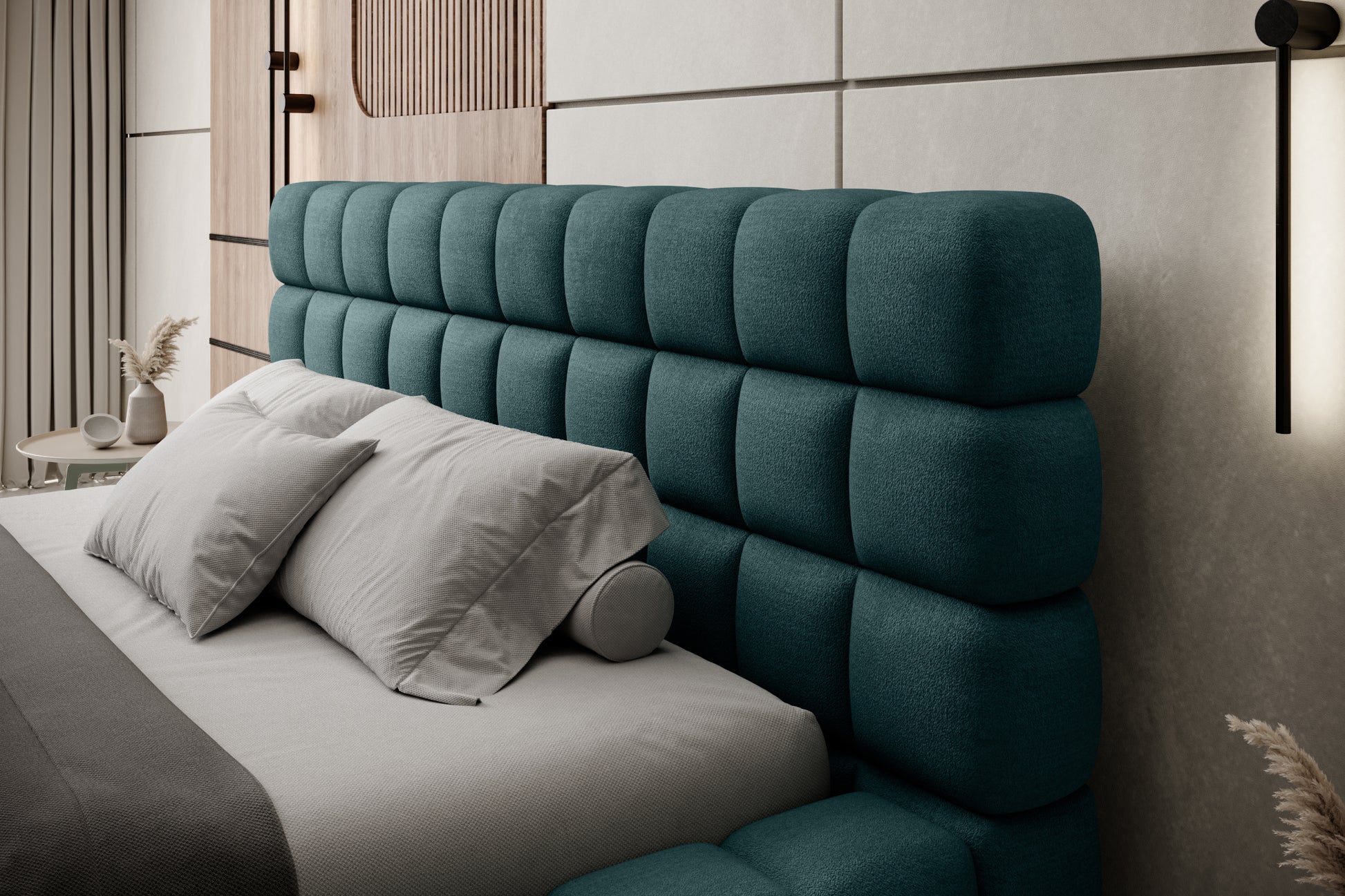 Zbliżenie na pikowany zagłówek łóżka Dizzle 180x200 cm w tkaninie Amore 38 turkusowy, udekorowany eleganckimi poduszkami w nowoczesnej aranżacji sypialni.