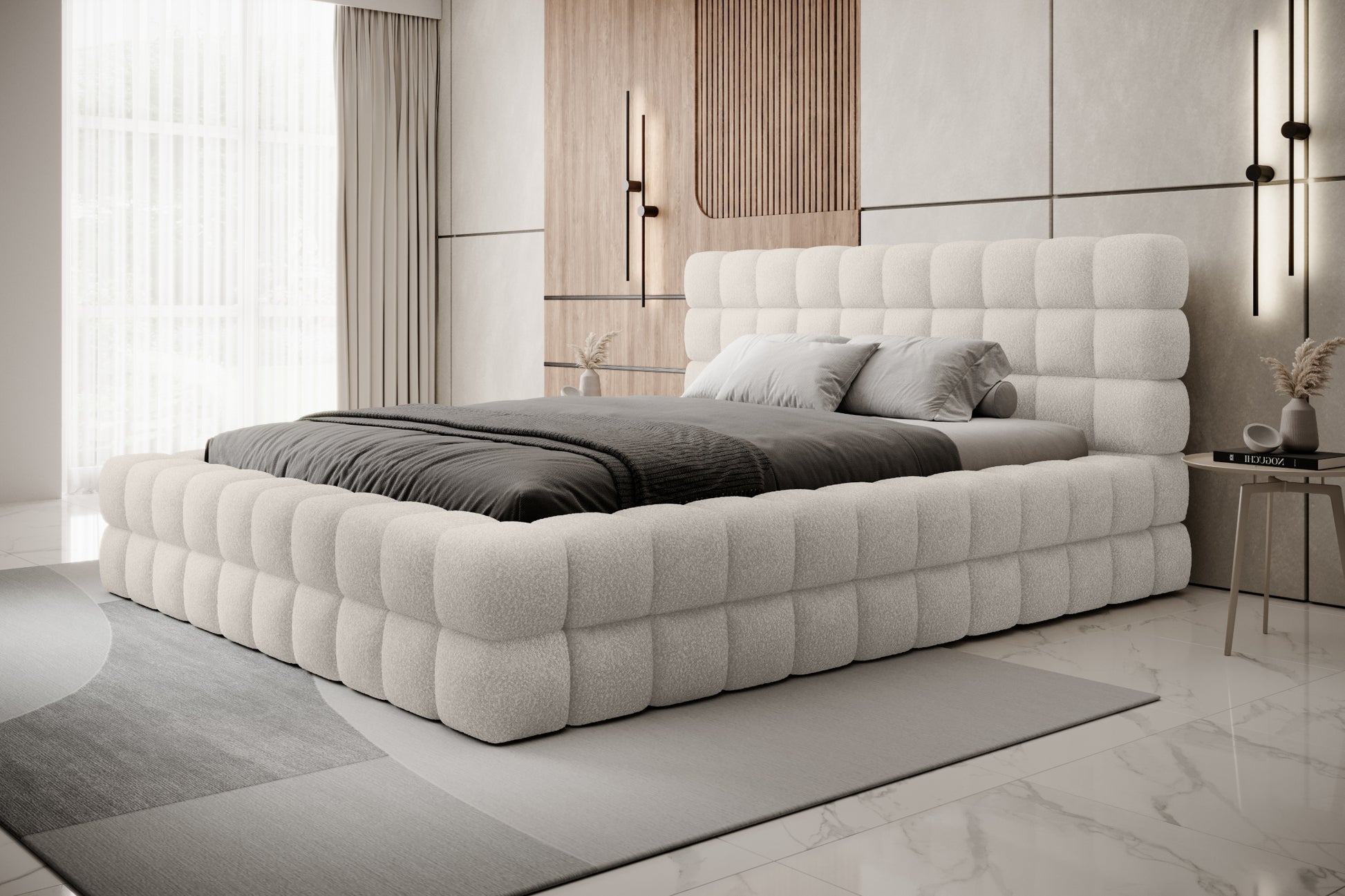 Łóżko tapicerowane Dizzle 160x200 cm w tkaninie Jaffray 01 biały, ujęcie z boku w minimalistycznym wnętrzu z dużymi oknami i miękkim dywanem.