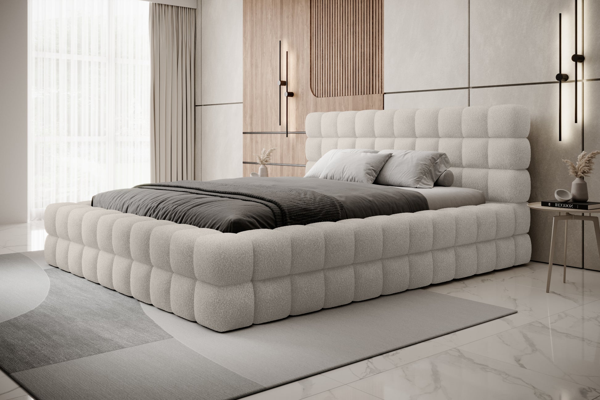 Łóżko tapicerowane Dizzle 180x200 cm w tkaninie Jaffray 18 jasnobeżowy, ujęcie z boku w minimalistycznym wnętrzu z dużymi oknami i miękkim dywanem.