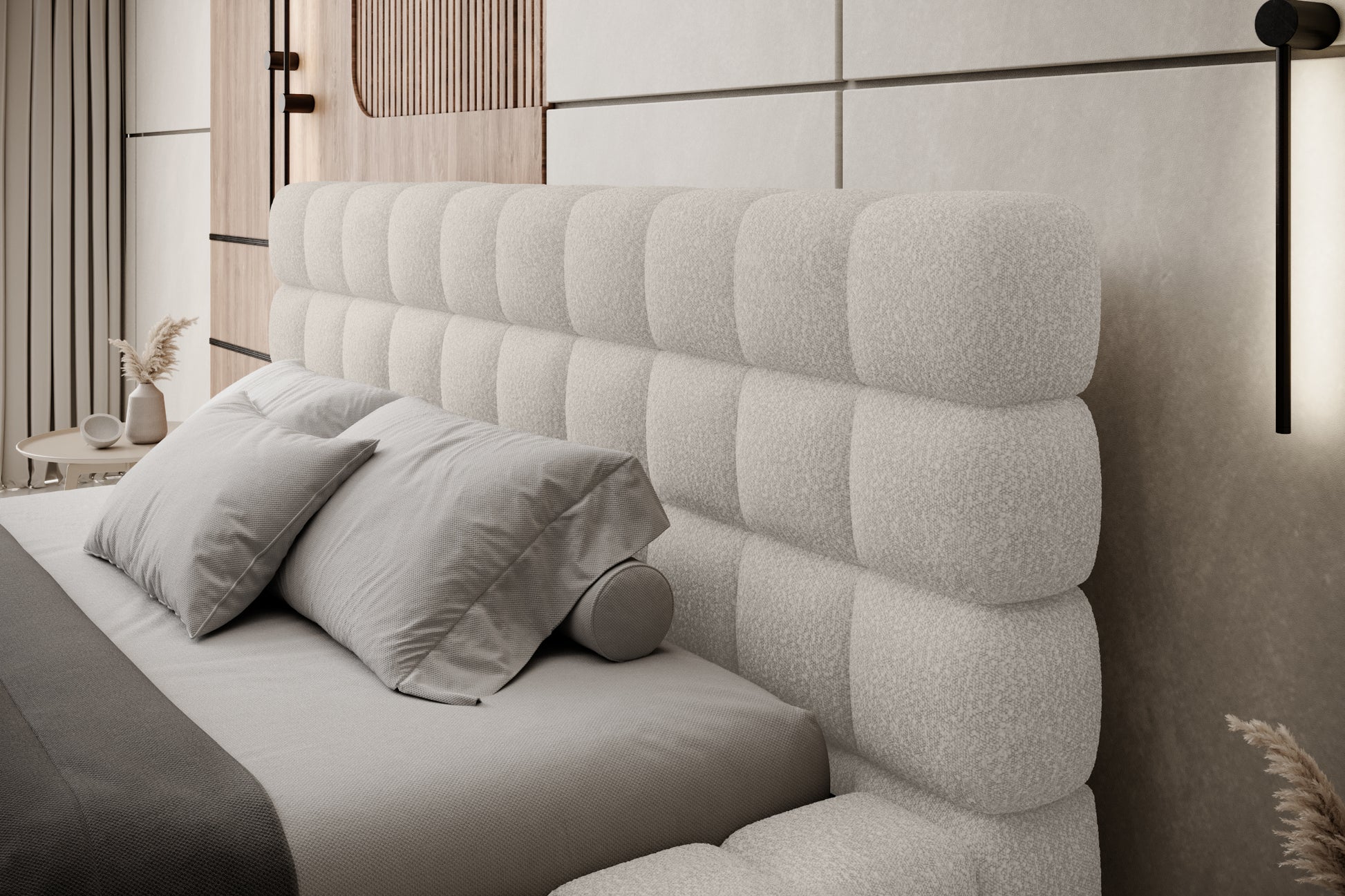 Zbliżenie na pikowany zagłówek łóżka Dizzle 180x200 cm w tkaninie Jaffray 18 jasnobeżowy, z eleganckimi poduszkami w nowoczesnej sypialni.