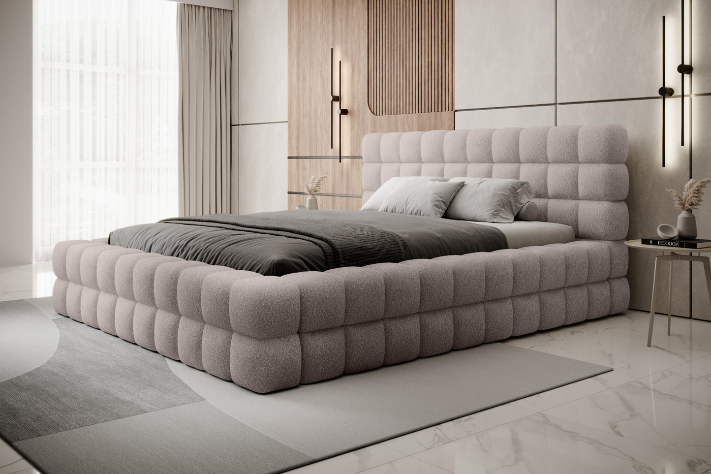 Łóżko tapicerowane Dizzle 180x200 cm w tkaninie Jaffray 24 kremowy, ujęcie z boku w minimalistycznym wnętrzu z dużymi oknami i miękkim dywanem.