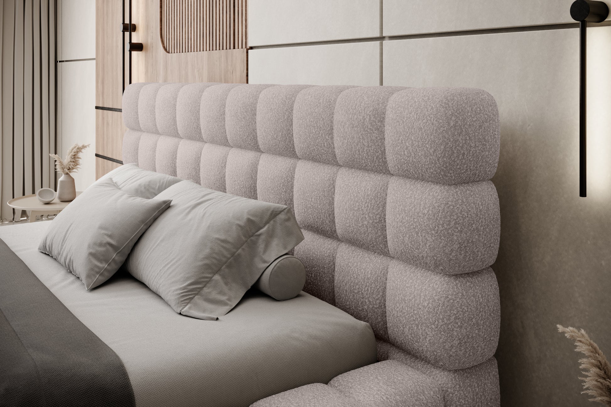 Zbliżenie na pikowany zagłówek łóżka Dizzle 180x200 cm w tkaninie Jaffray 24 kremowy, z eleganckimi poduszkami w nowoczesnej sypialni.