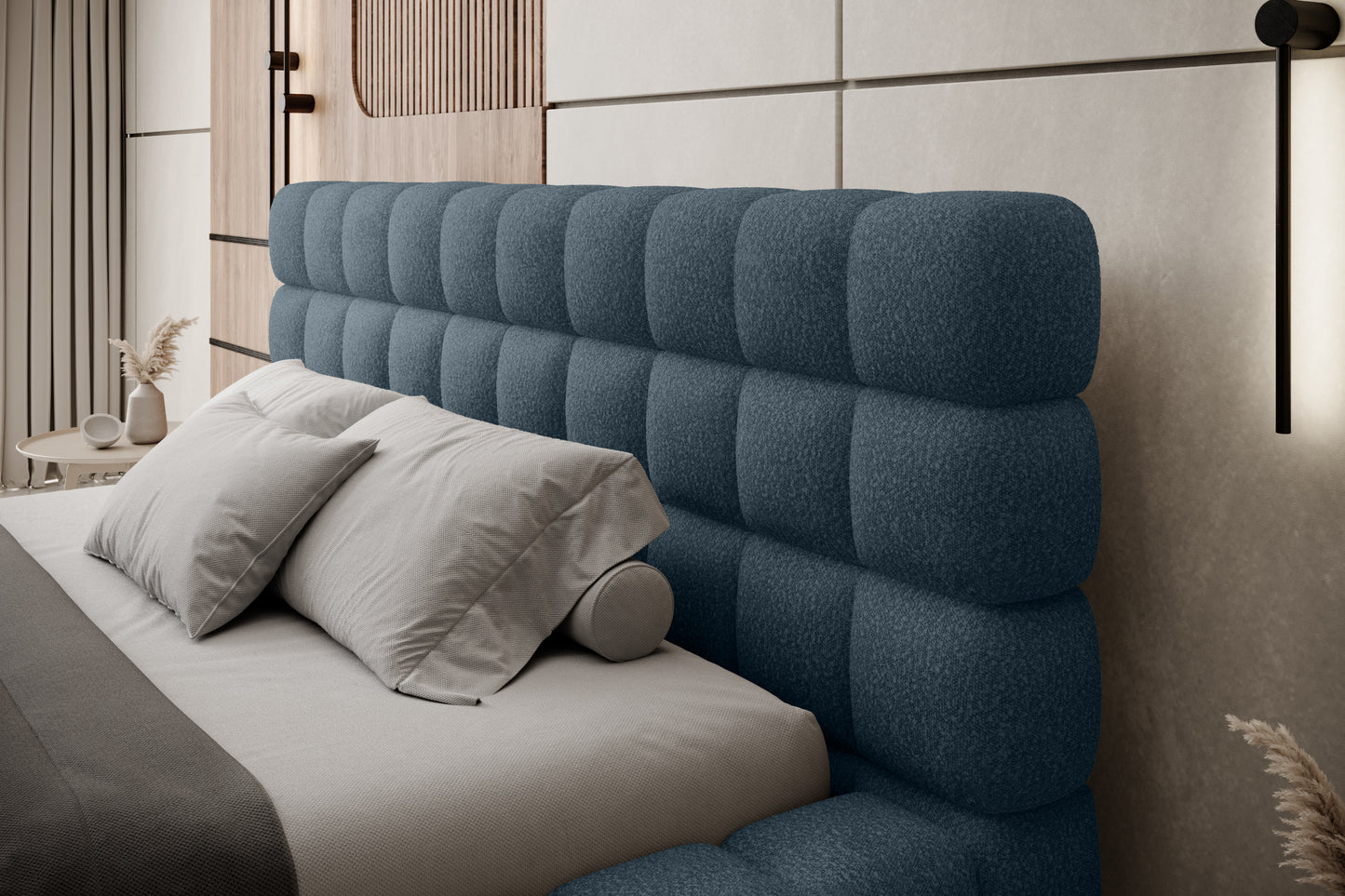 Zbliżenie na pikowany zagłówek łóżka Dizzle 160x200 cm w tkaninie Jaffray 40 niebieski, z eleganckimi poduszkami w nowoczesnej sypialni.